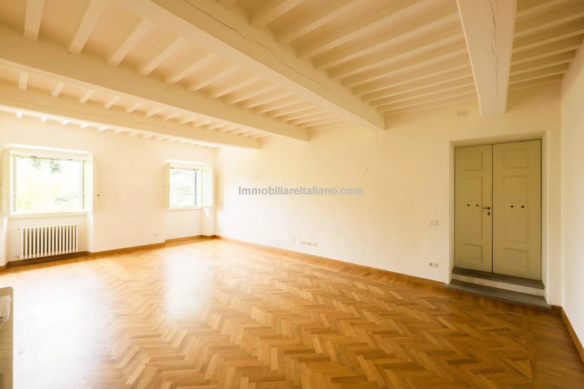 Luxurious Penthouse in Historic Tuscan Villa with Expansive Italian Garden - View image 23 of 52