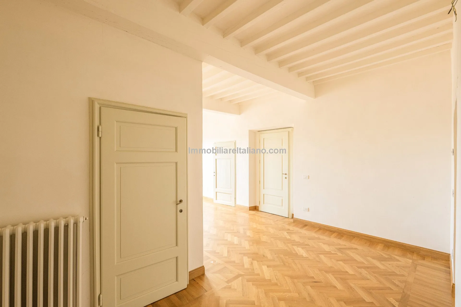 Luxurious Penthouse in Historic Tuscan Villa with Expansive Italian Garden - View image 24 of 52