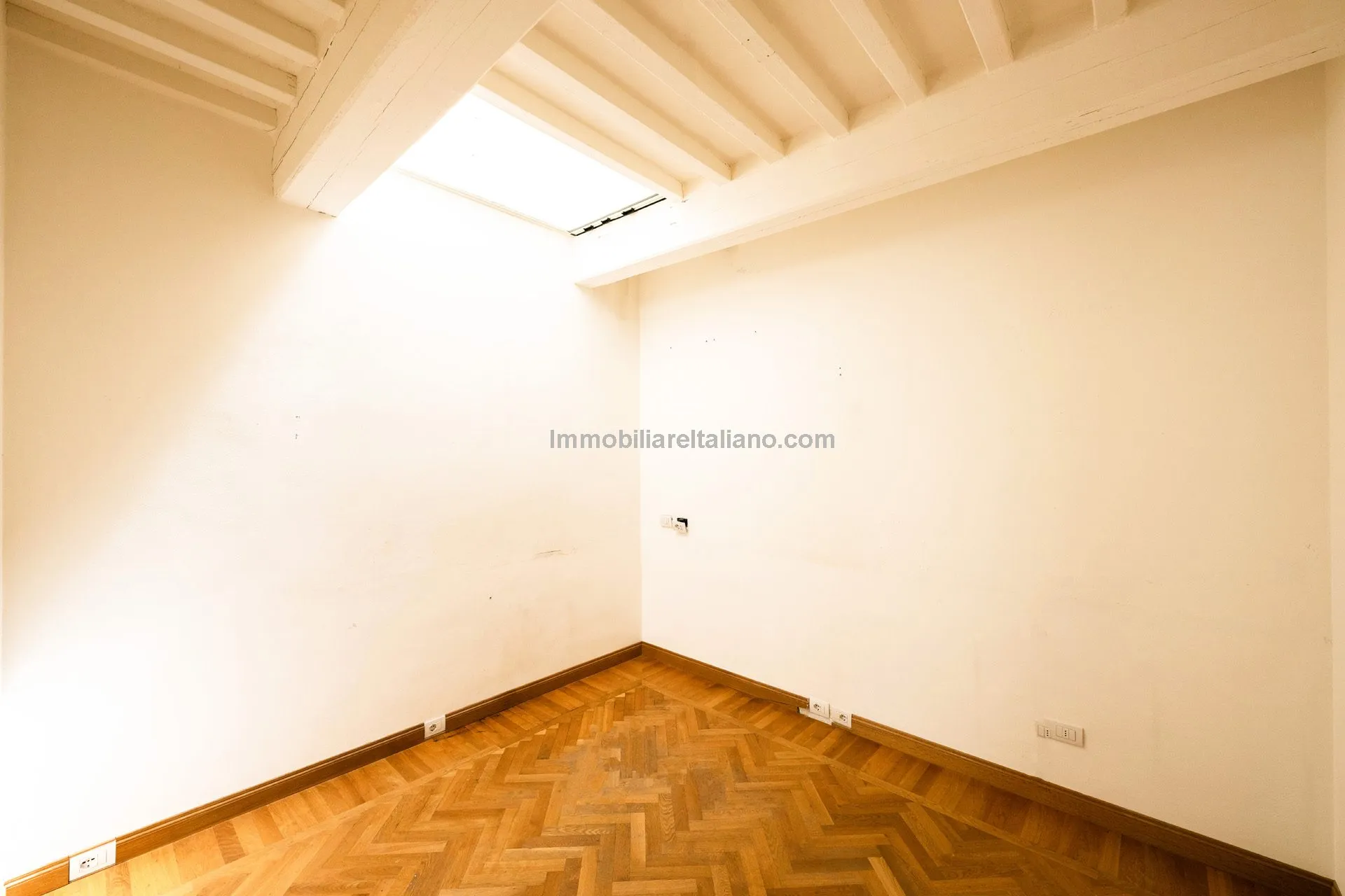 Luxurious Penthouse in Historic Tuscan Villa with Expansive Italian Garden - View image 25 of 52