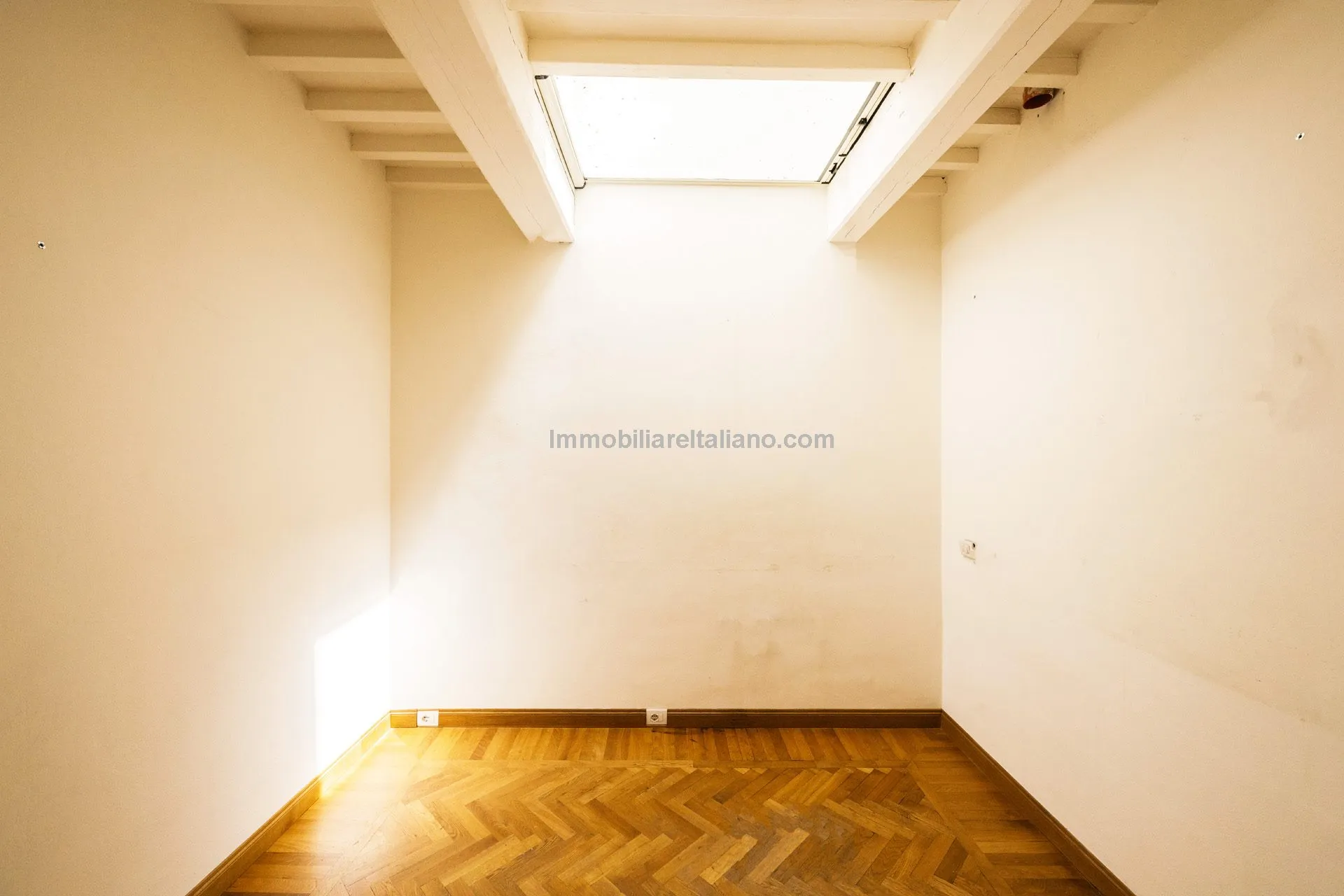 Luxurious Penthouse in Historic Tuscan Villa with Expansive Italian Garden - View image 26 of 52