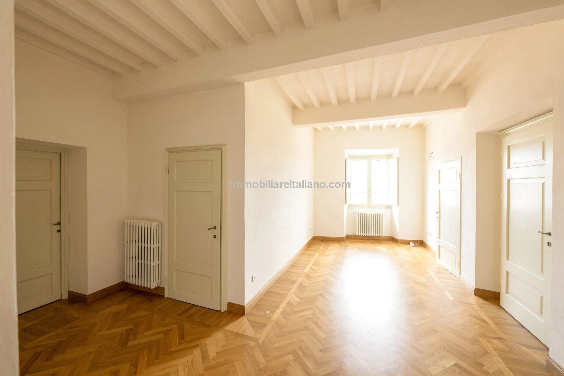 Luxurious Penthouse in Historic Tuscan Villa with Expansive Italian Garden - View image 27 of 52