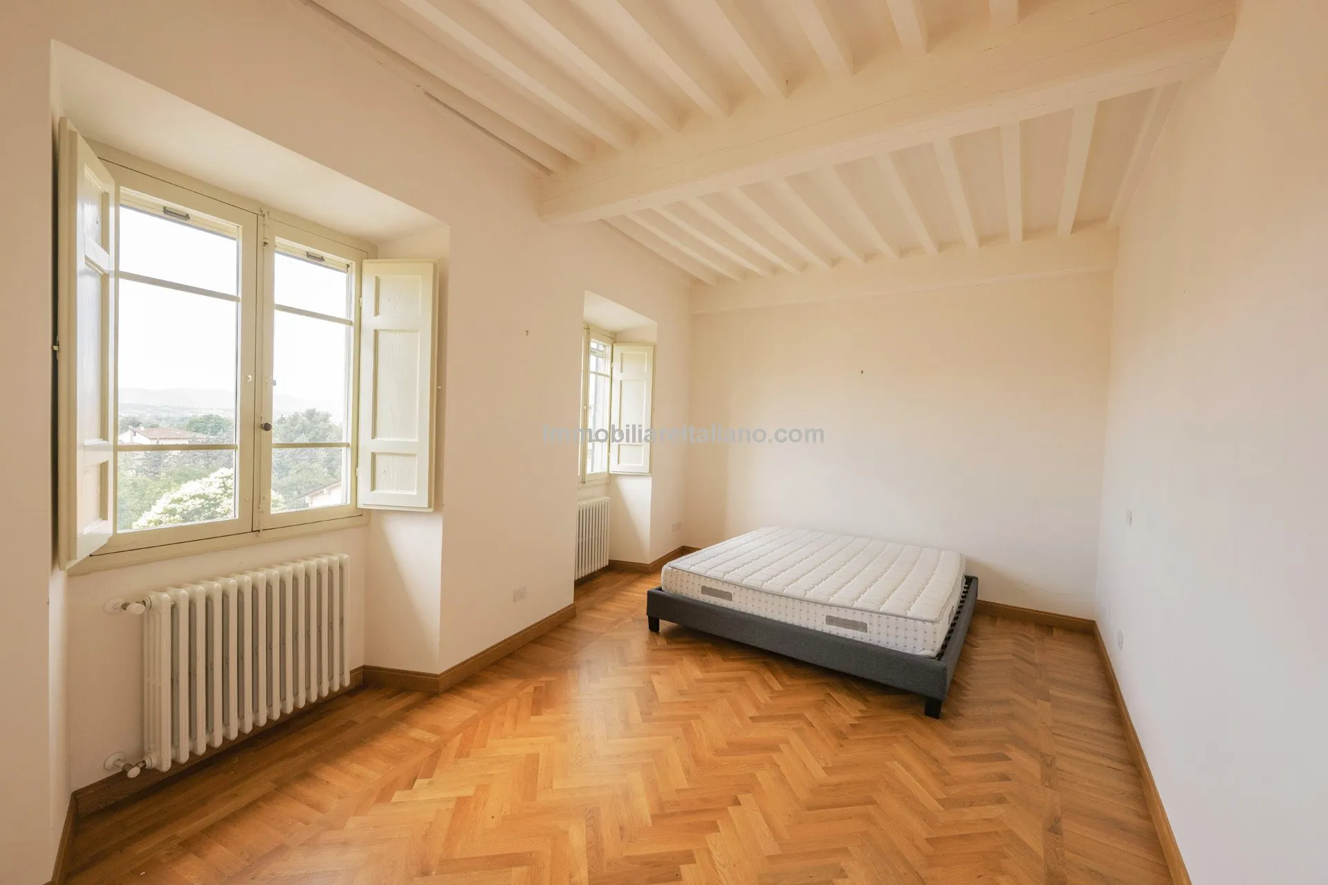 Luxurious Penthouse in Historic Tuscan Villa with Expansive Italian Garden - View image 29 of 52