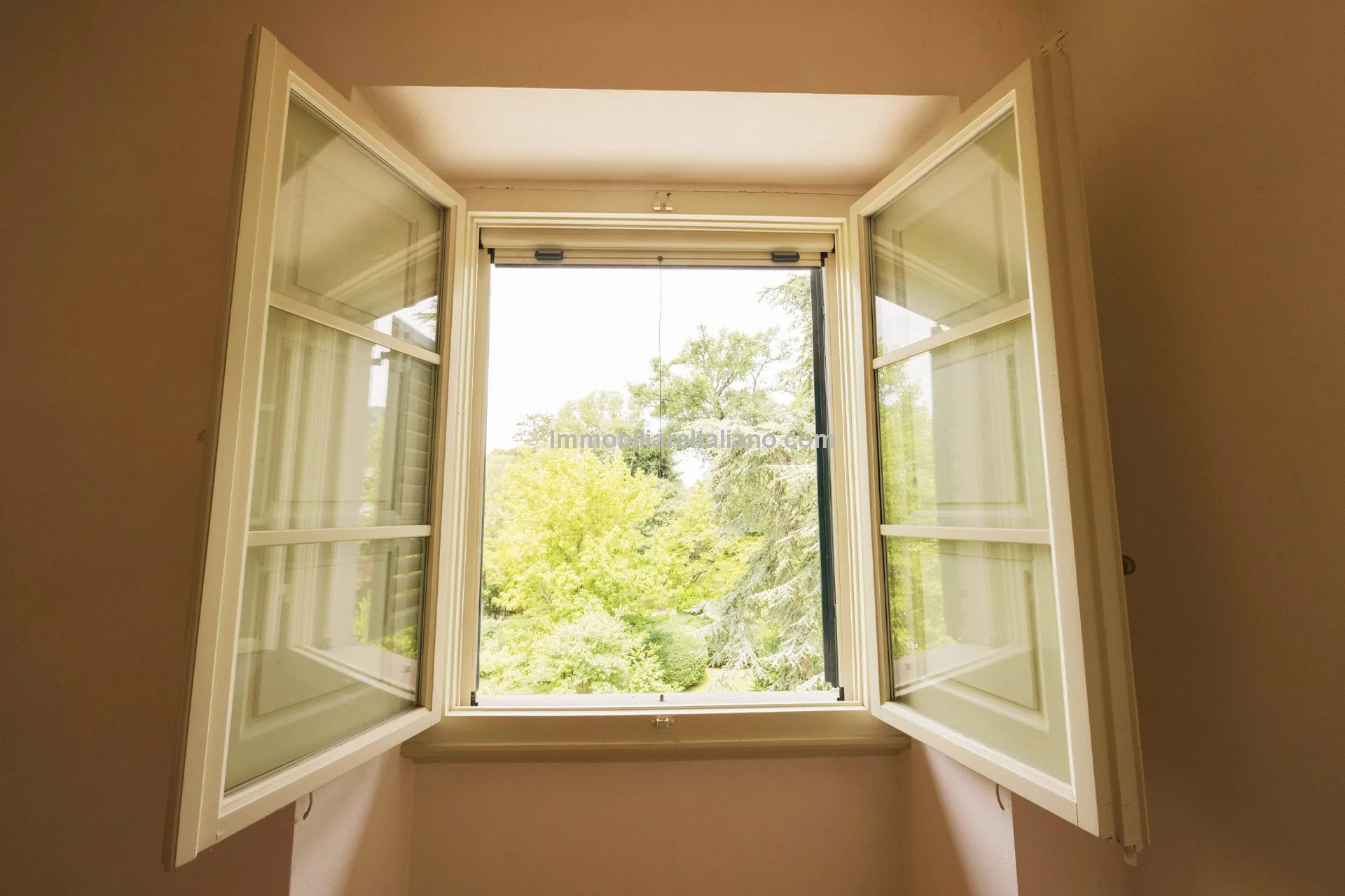 Luxurious Penthouse in Historic Tuscan Villa with Expansive Italian Garden - View image 30 of 52