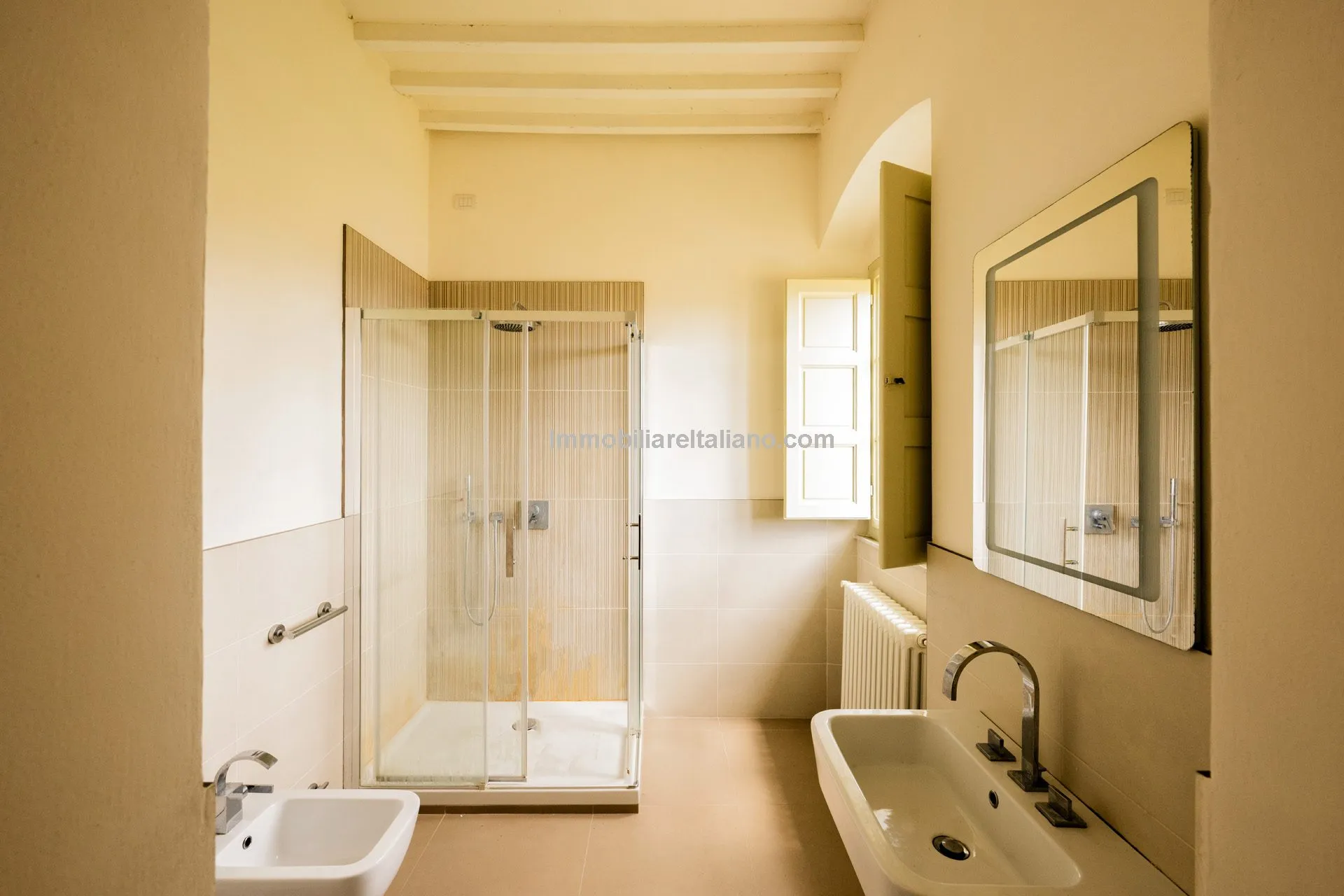 Luxurious Penthouse in Historic Tuscan Villa with Expansive Italian Garden - View image 31 of 52