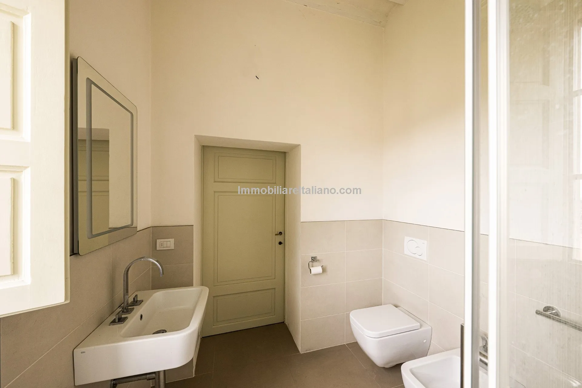 Luxurious Penthouse in Historic Tuscan Villa with Expansive Italian Garden - View image 32 of 52