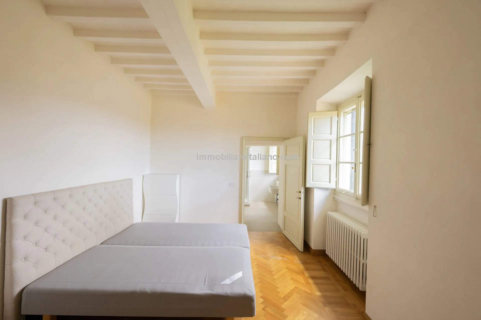 Luxurious Penthouse in Historic Tuscan Villa with Expansive Italian Garden - View image 33 of 52