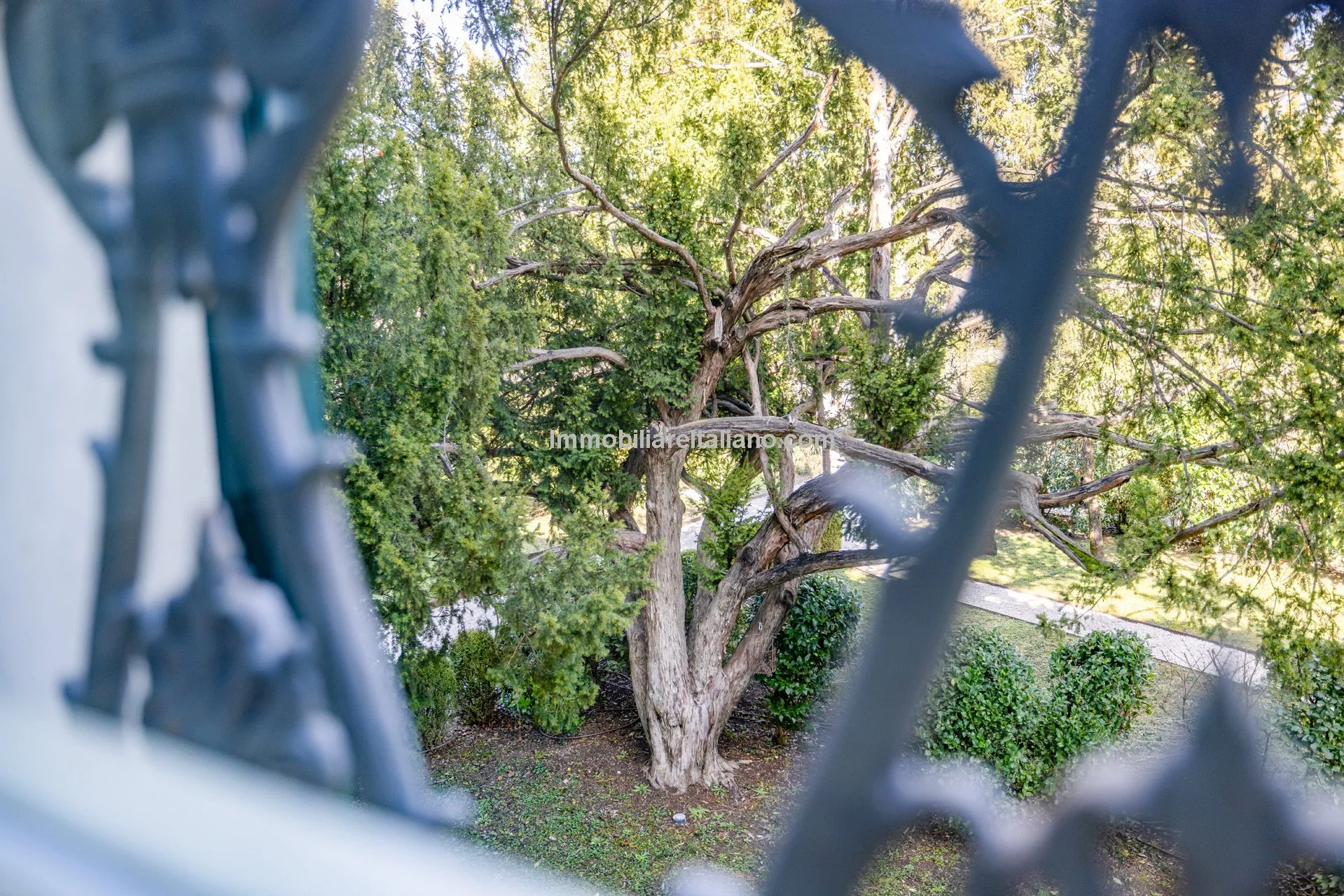 Luxurious Penthouse in Historic Tuscan Villa with Expansive Italian Garden - View image 35 of 52