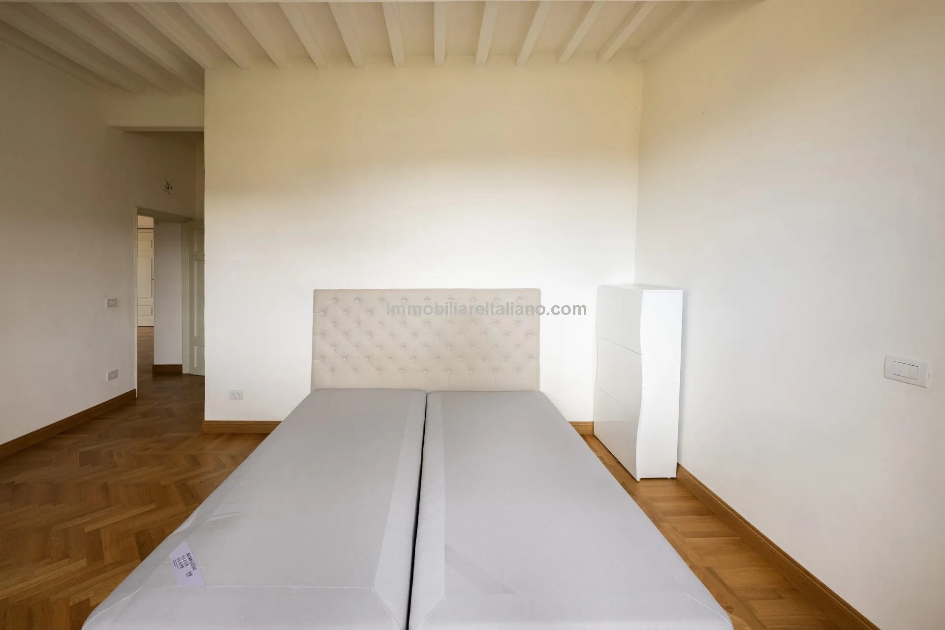 Luxurious Penthouse in Historic Tuscan Villa with Expansive Italian Garden - View image 36 of 52