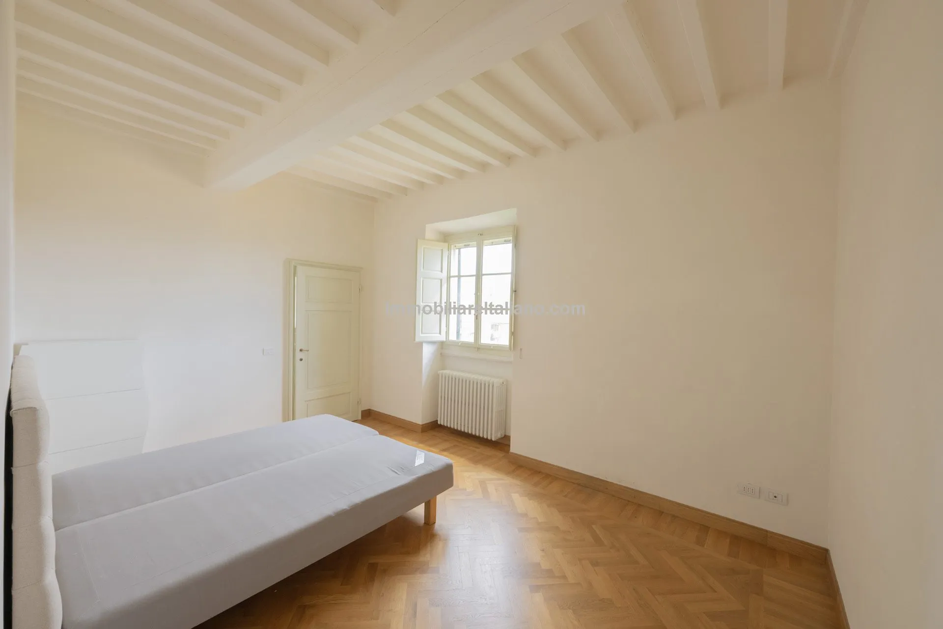 Luxurious Penthouse in Historic Tuscan Villa with Expansive Italian Garden - View image 37 of 52