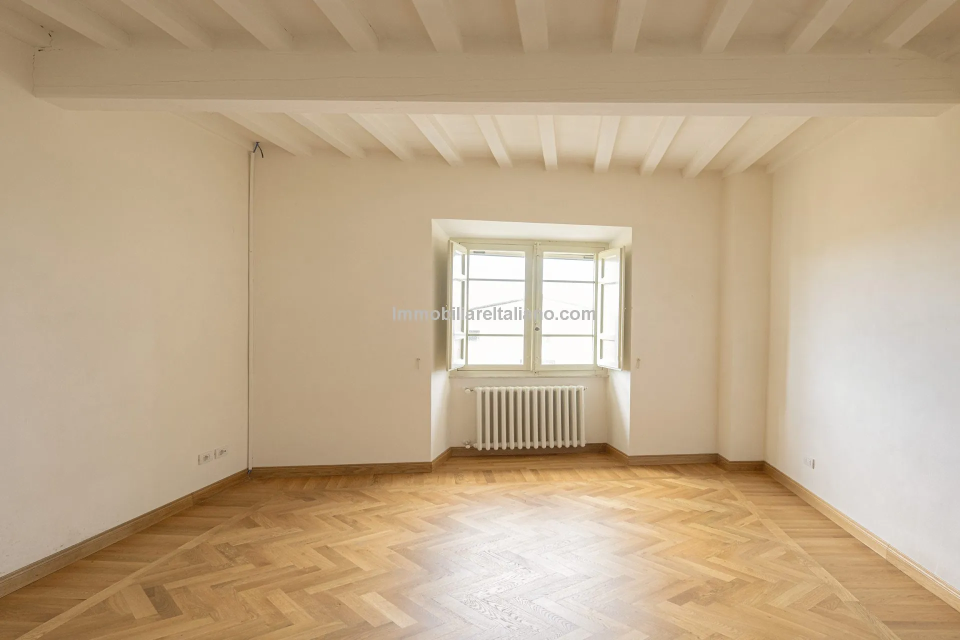 Luxurious Penthouse in Historic Tuscan Villa with Expansive Italian Garden - View image 38 of 52