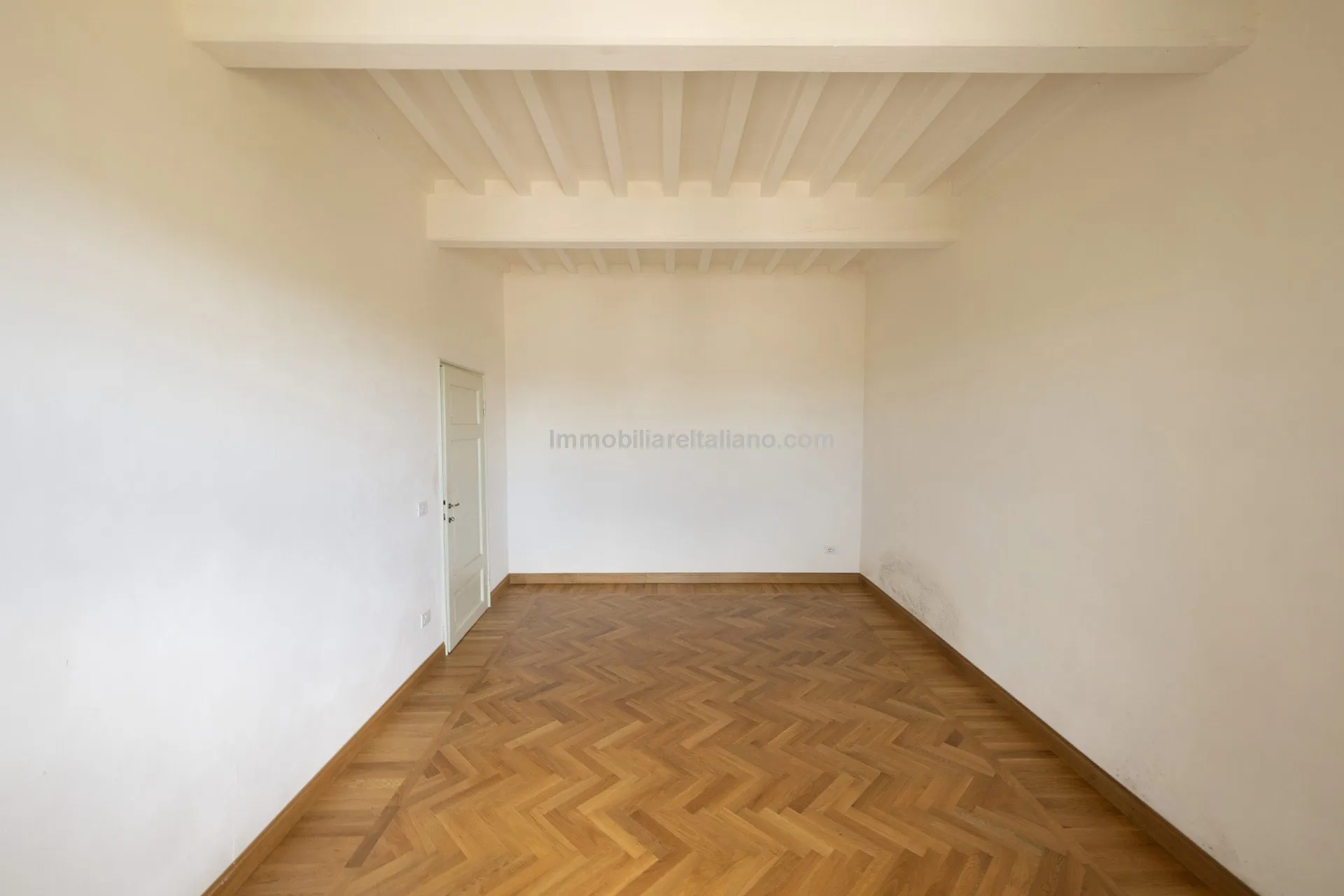 Luxurious Penthouse in Historic Tuscan Villa with Expansive Italian Garden - View image 39 of 52