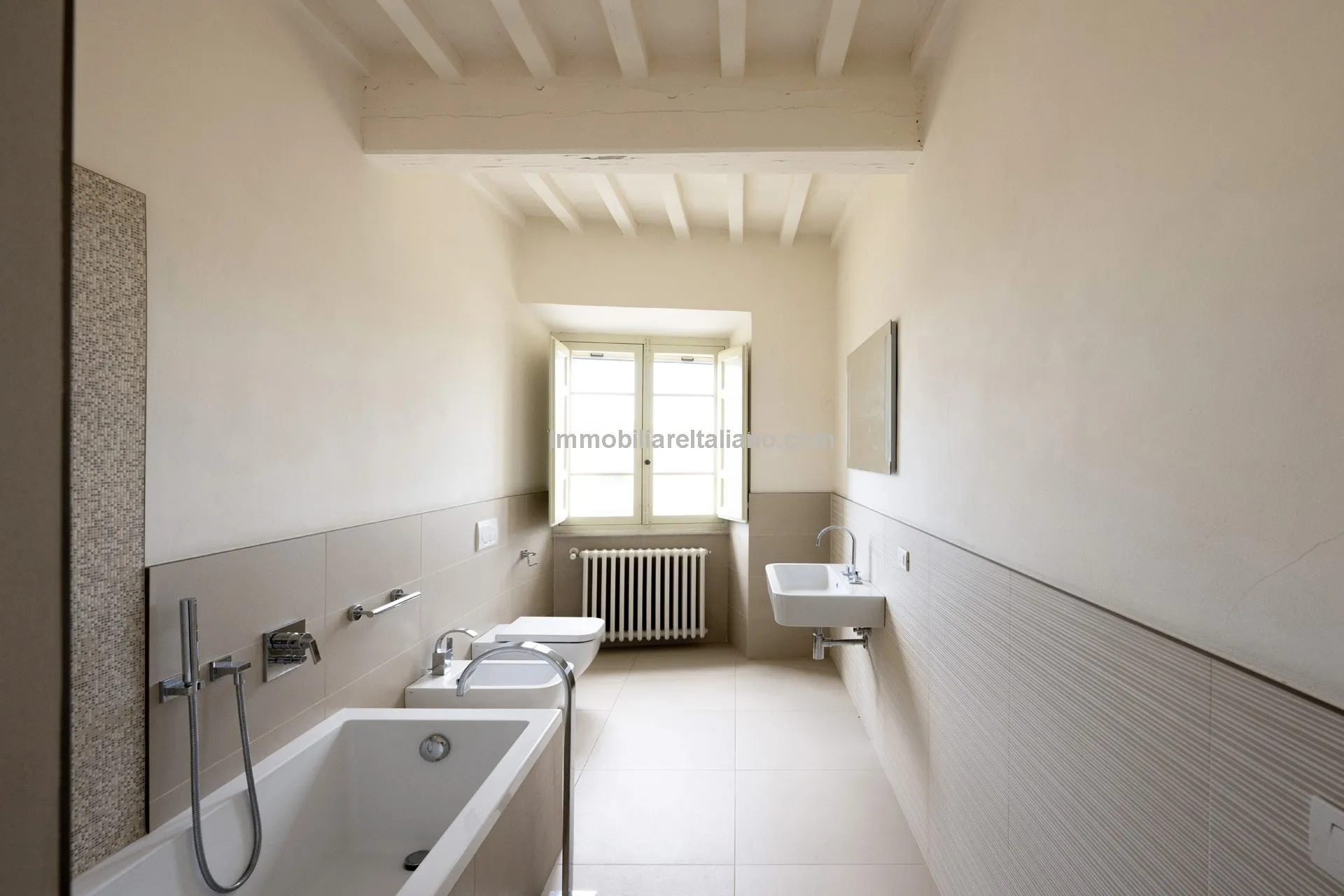 Luxurious Penthouse in Historic Tuscan Villa with Expansive Italian Garden - View image 40 of 52