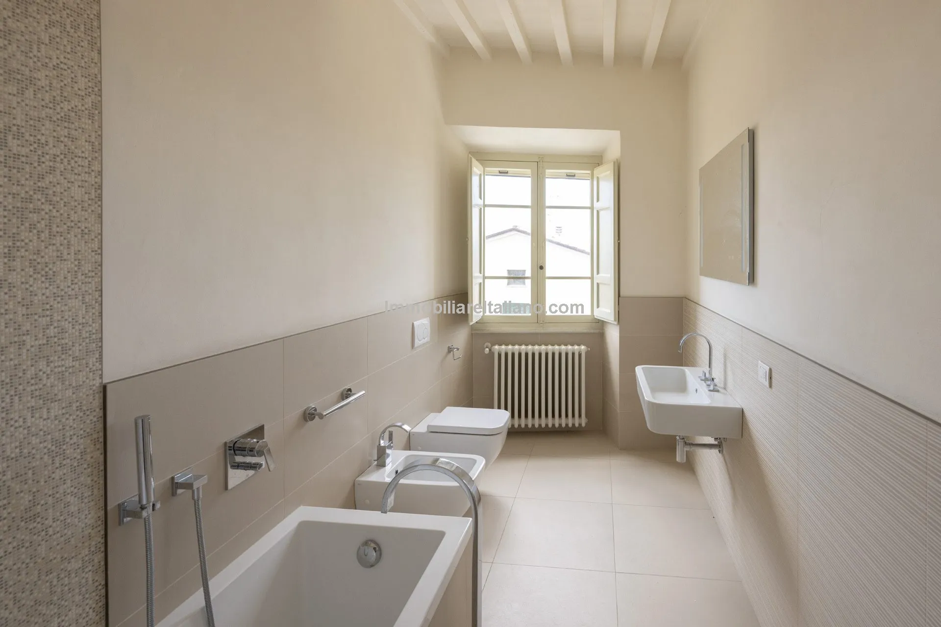 Luxurious Penthouse in Historic Tuscan Villa with Expansive Italian Garden - View image 41 of 52