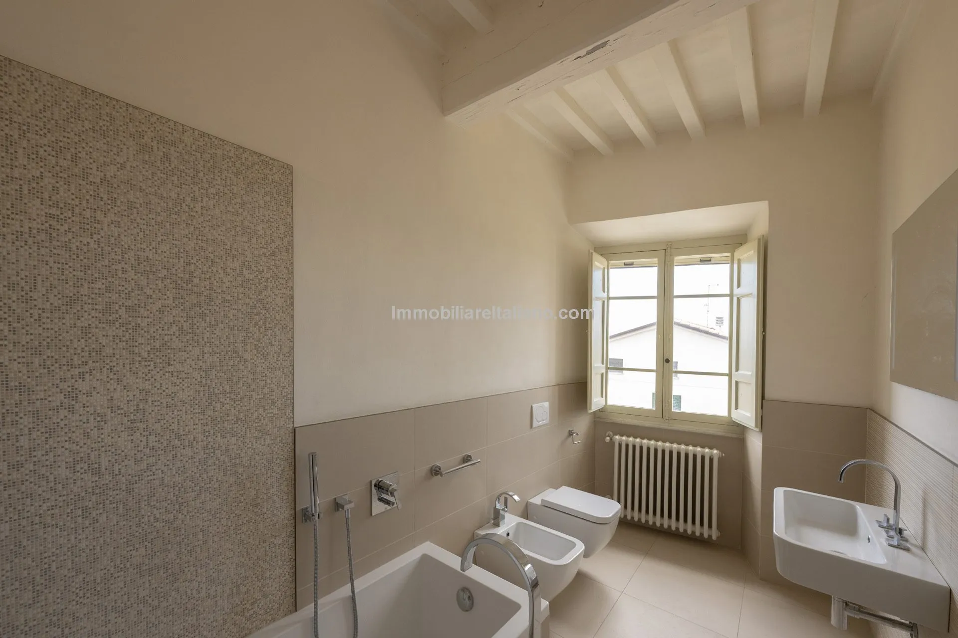 Luxurious Penthouse in Historic Tuscan Villa with Expansive Italian Garden - View image 42 of 52