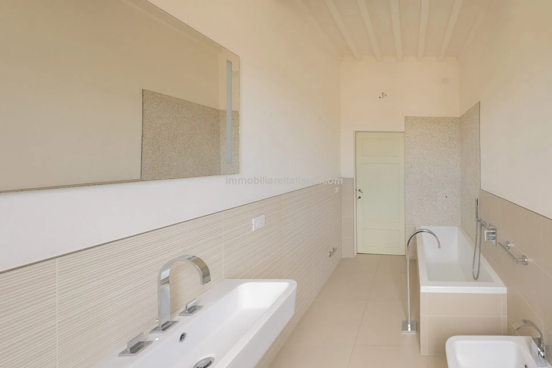 Luxurious Penthouse in Historic Tuscan Villa with Expansive Italian Garden - View image 43 of 52