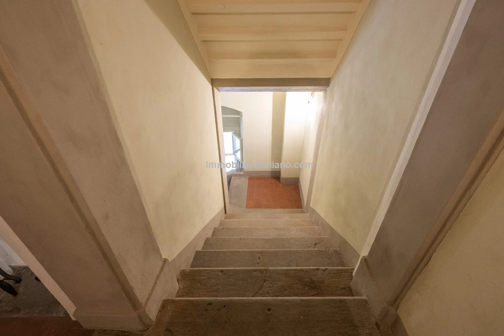 Luxurious Penthouse in Historic Tuscan Villa with Expansive Italian Garden - View image 44 of 52