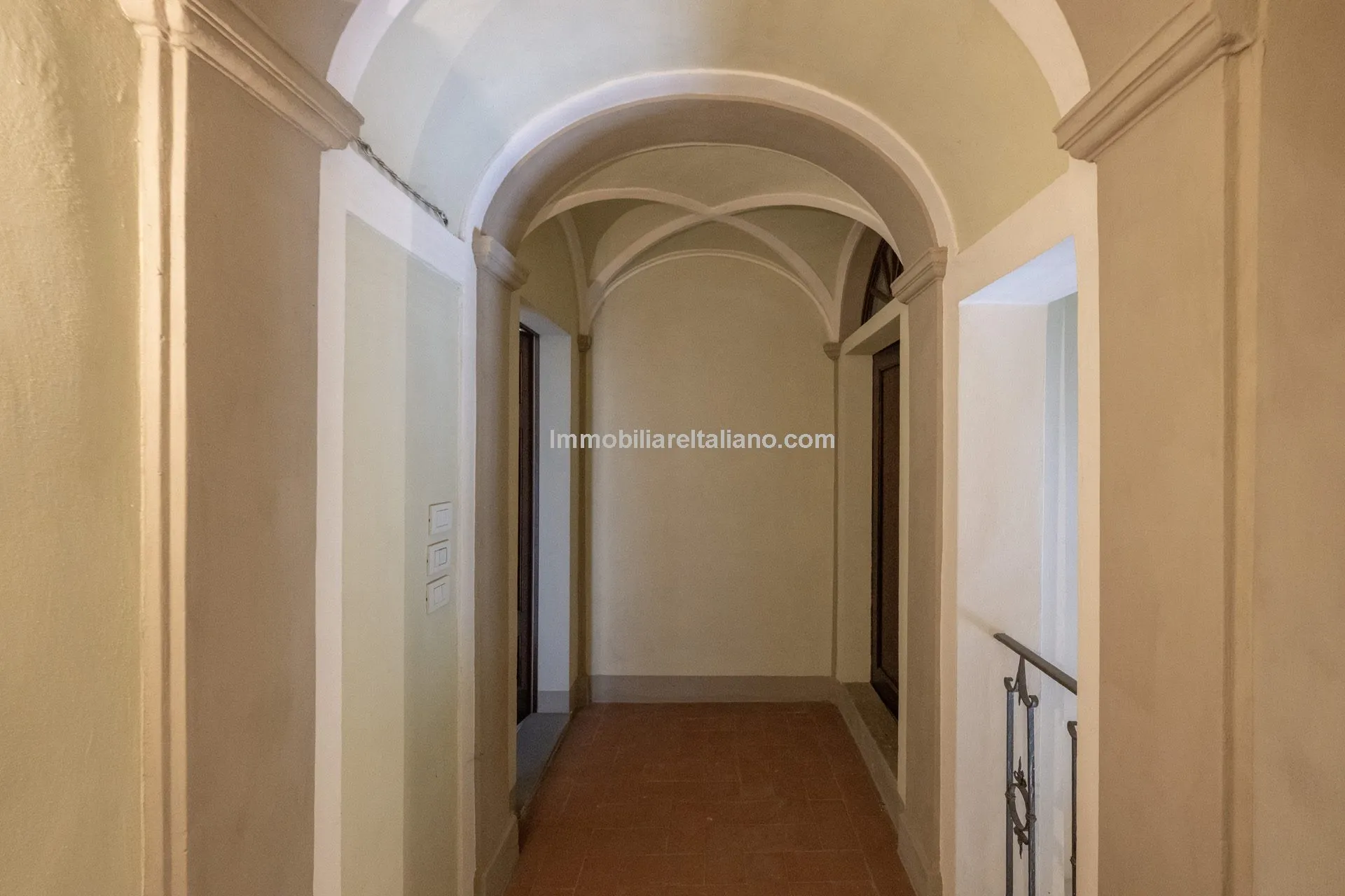 Luxurious Penthouse in Historic Tuscan Villa with Expansive Italian Garden - View image 45 of 52