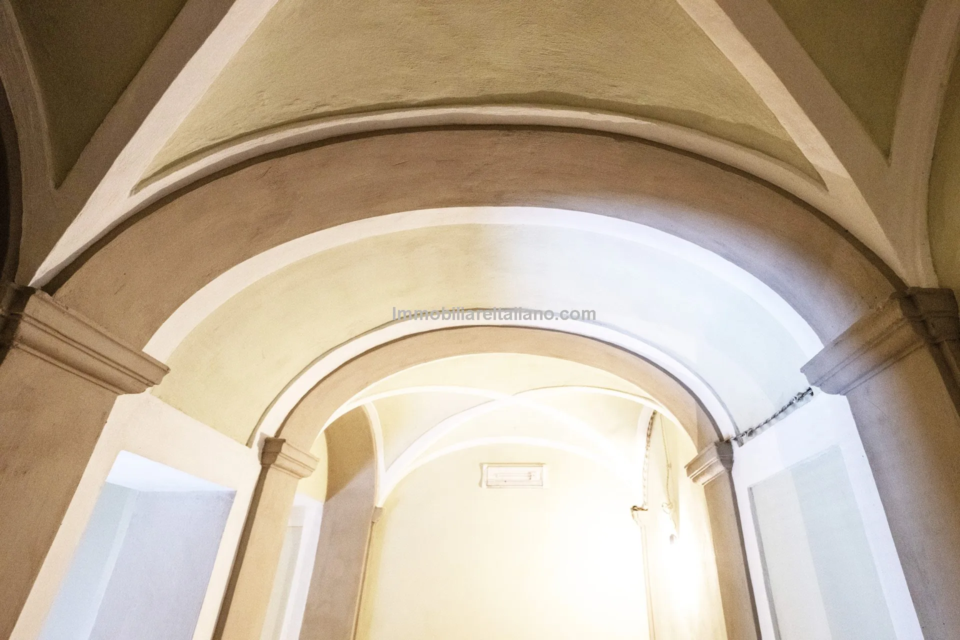 Luxurious Penthouse in Historic Tuscan Villa with Expansive Italian Garden - View image 46 of 52