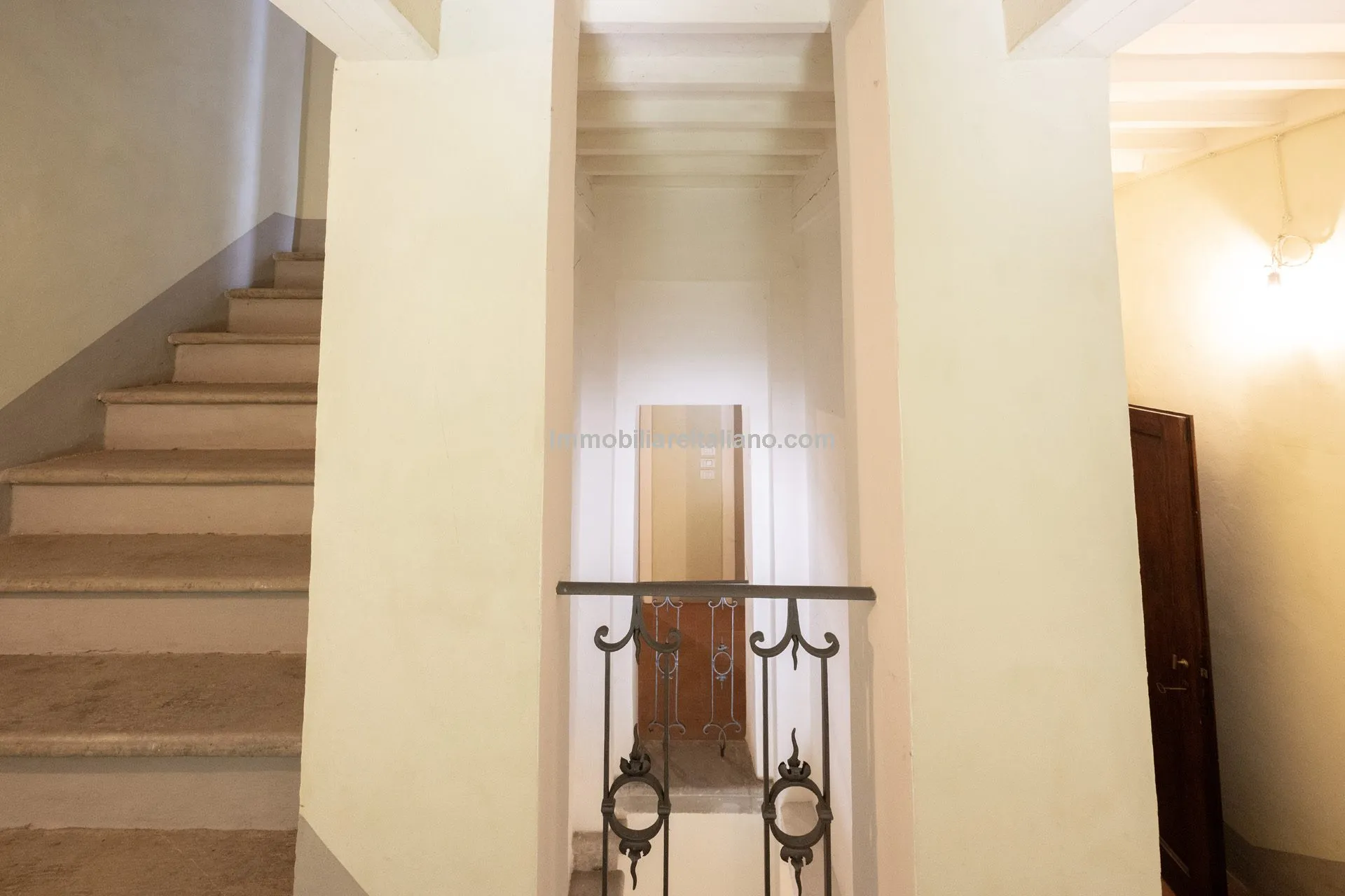 Luxurious Penthouse in Historic Tuscan Villa with Expansive Italian Garden - View image 47 of 52