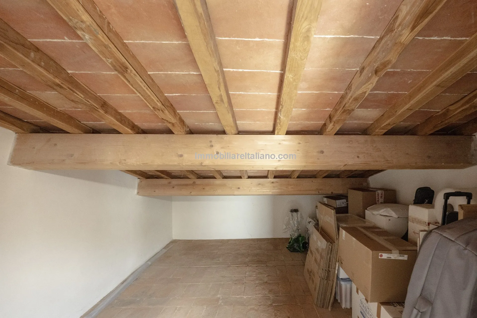 Luxurious Penthouse in Historic Tuscan Villa with Expansive Italian Garden - View image 49 of 52