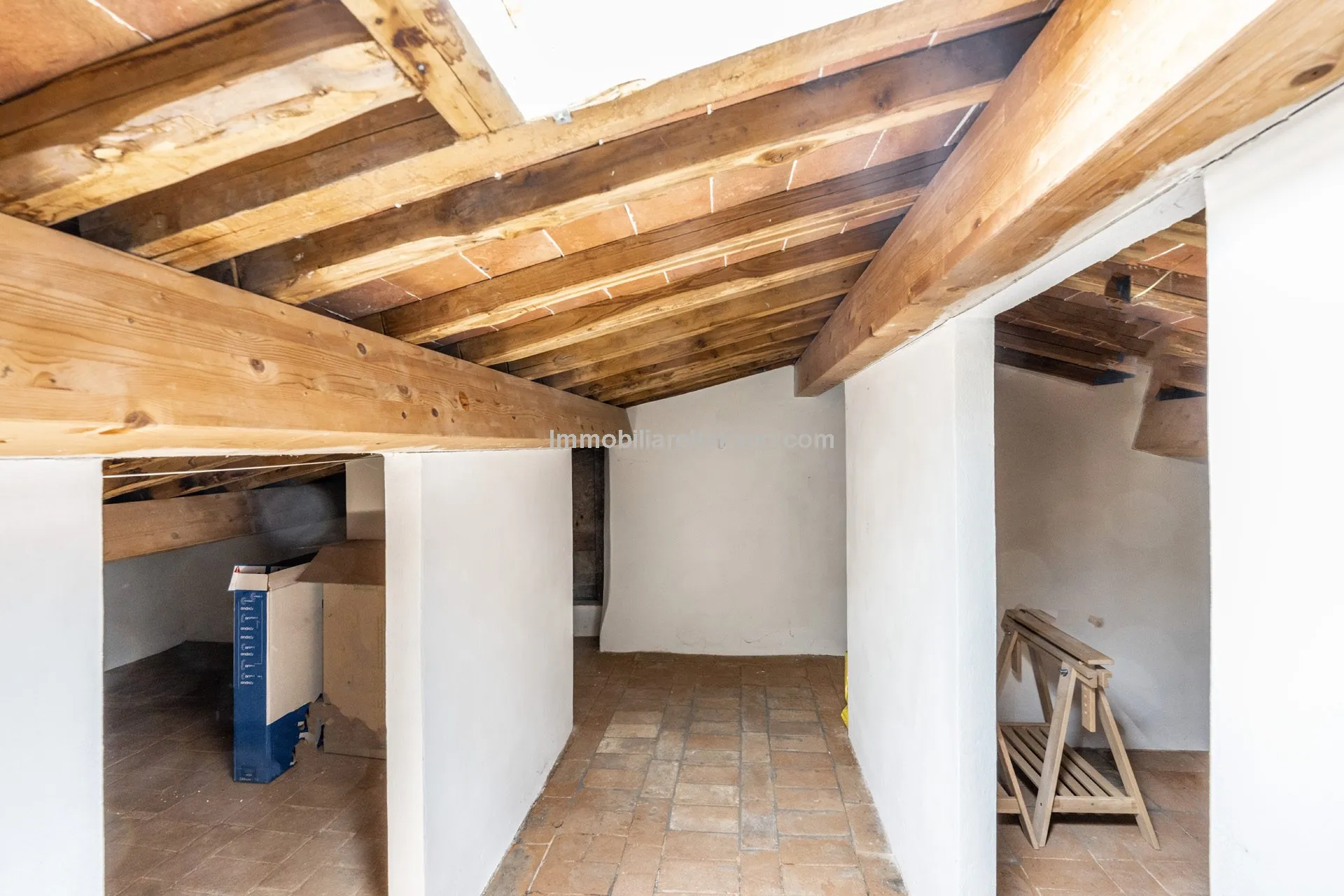 Luxurious Penthouse in Historic Tuscan Villa with Expansive Italian Garden - View image 50 of 52