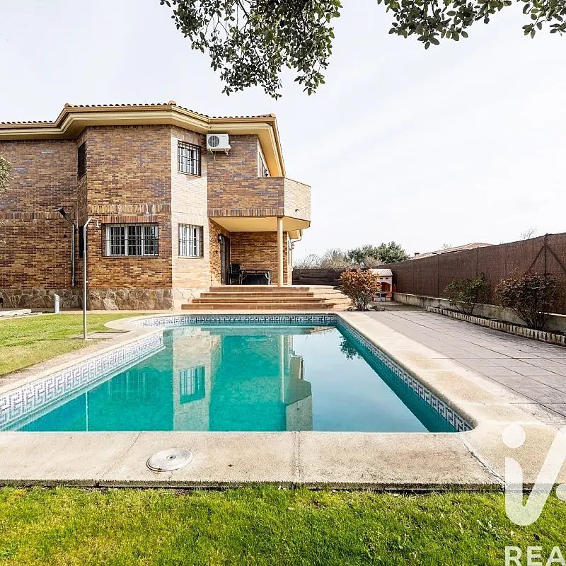 Modern 4-Bedroom House with Pool and Garden in Colmenarejo, Spain