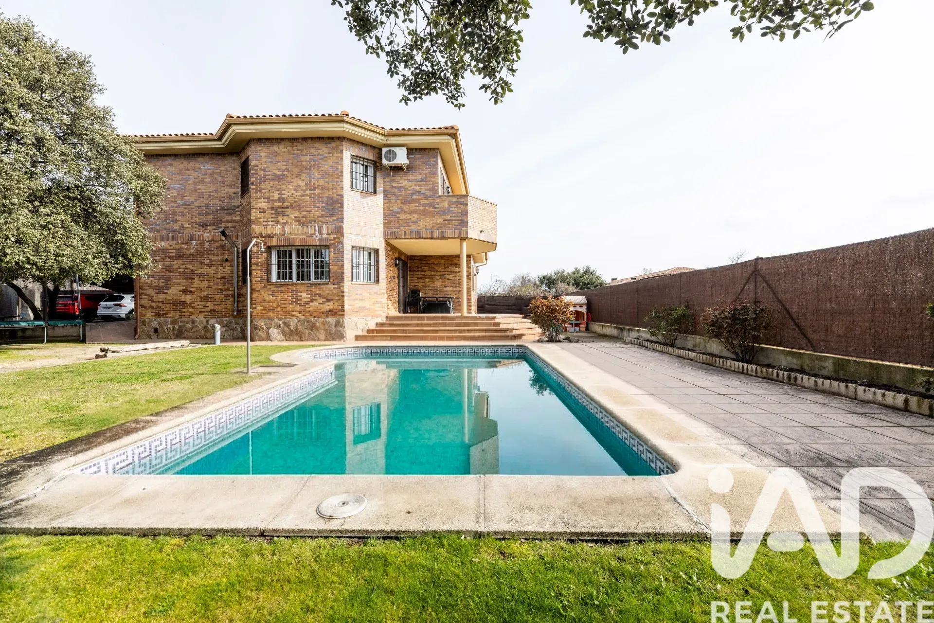 Modern 4-Bedroom House with Pool and Garden in Colmenarejo, Spain - Image 1