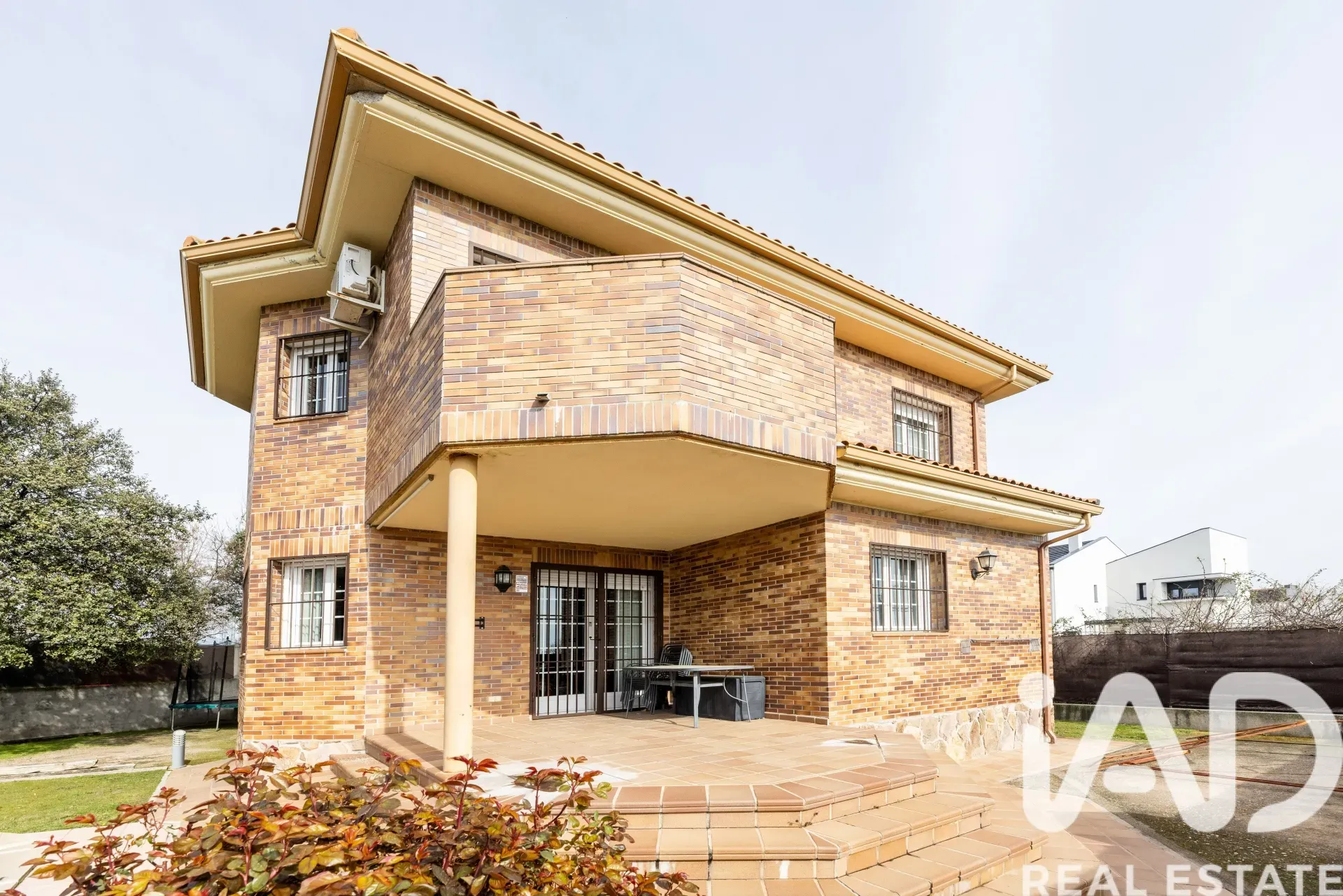 Modern 4-Bedroom House with Pool and Garden in Colmenarejo, Spain - Image 2