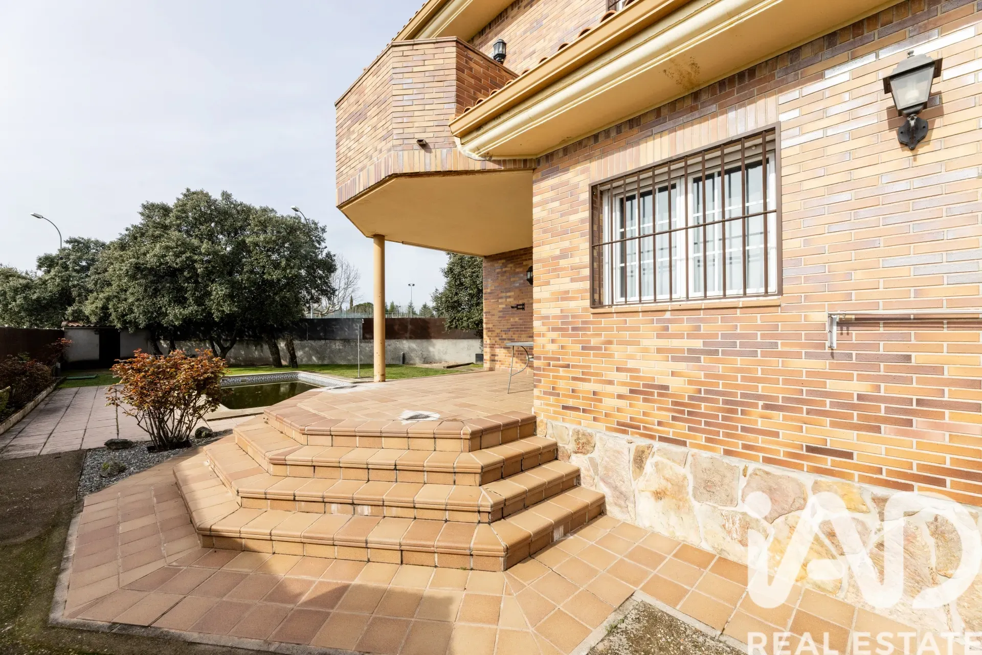 Modern 4-Bedroom House with Pool and Garden in Colmenarejo, Spain - Image 3