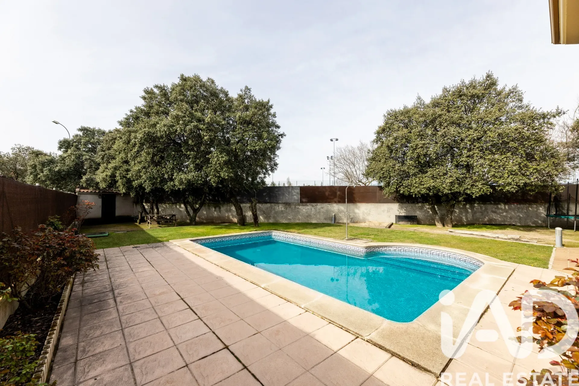 Modern 4-Bedroom House with Pool and Garden in Colmenarejo, Spain - Image 4