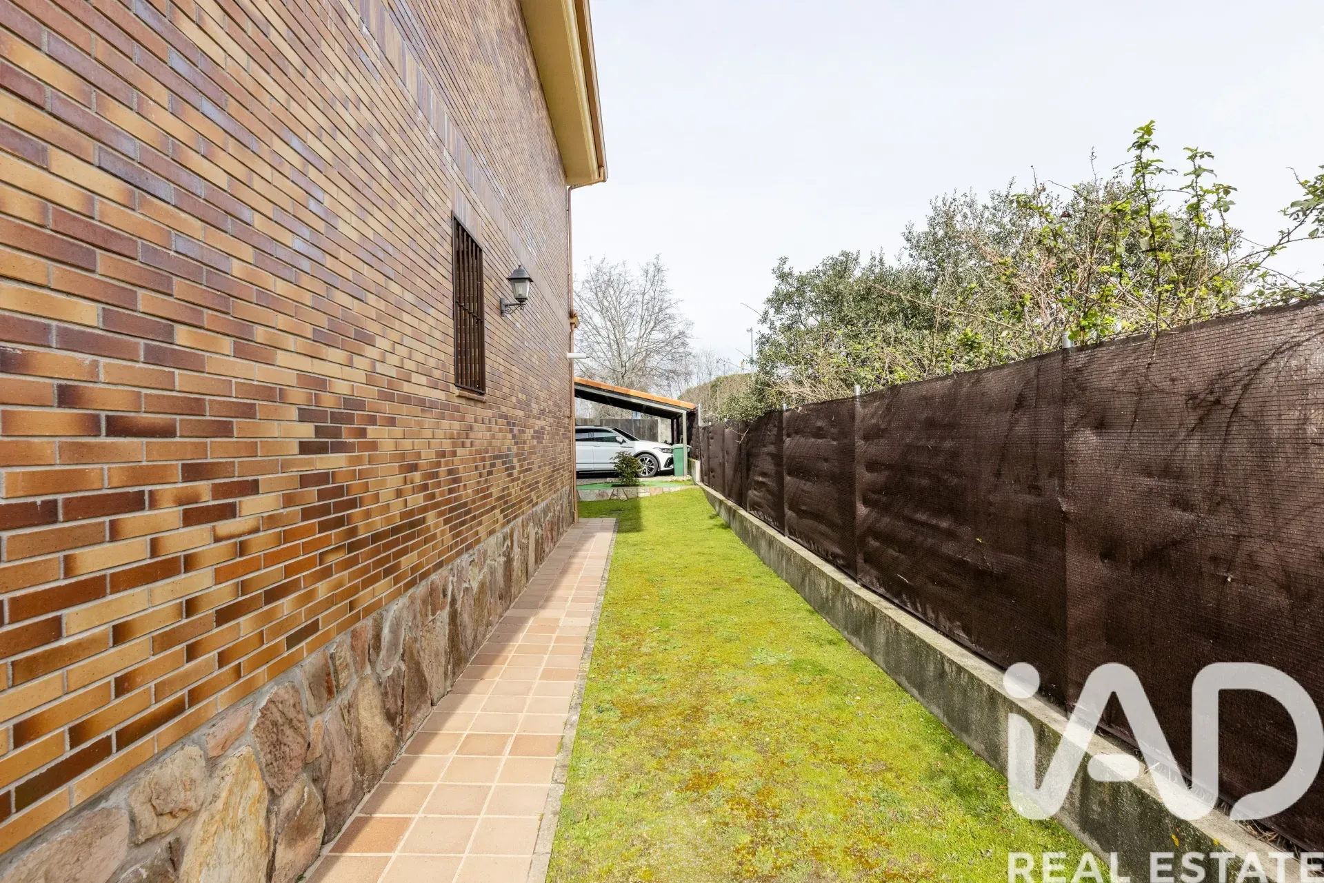 Modern 4-Bedroom House with Pool and Garden in Colmenarejo, Spain - Image 5