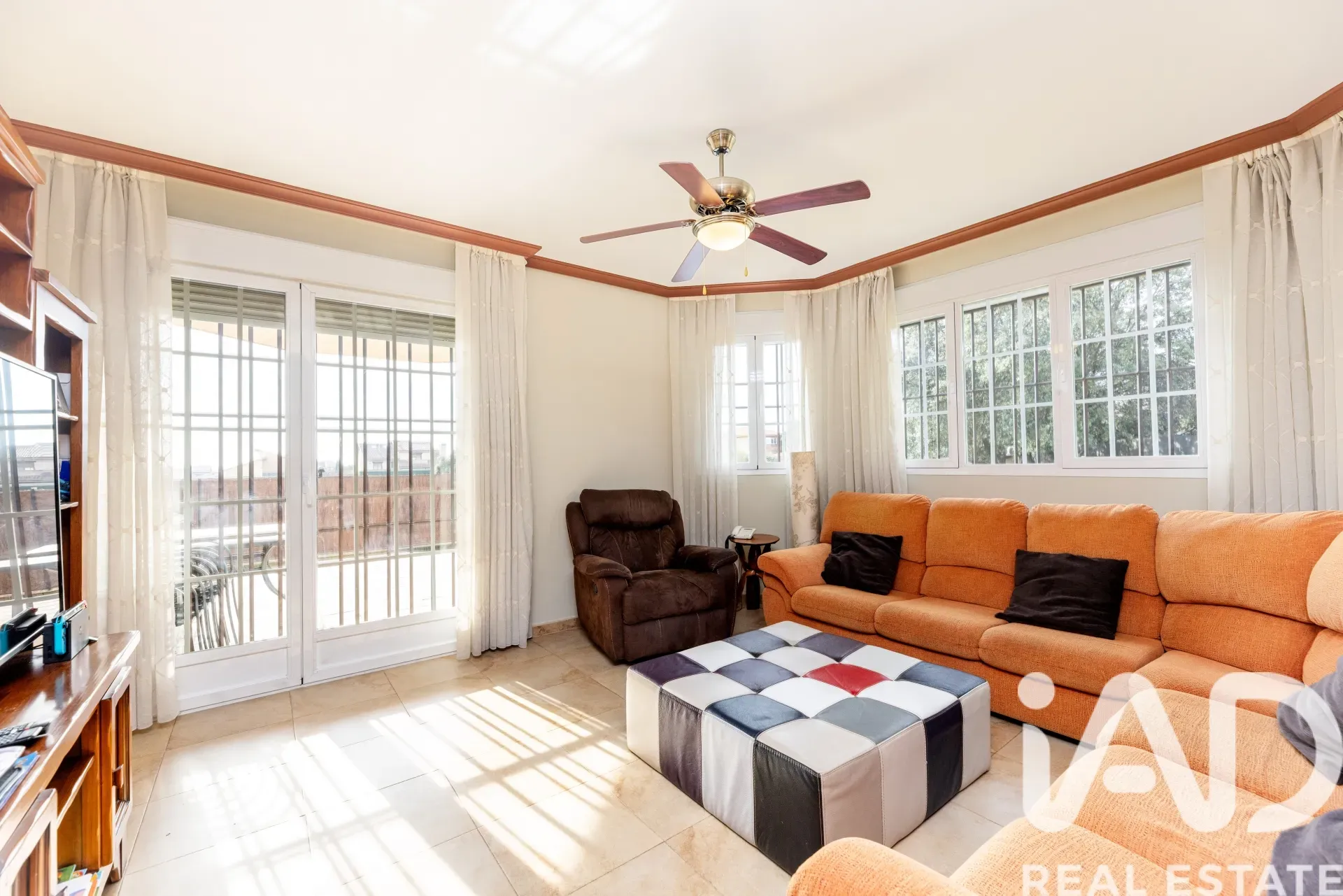 Modern 4-Bedroom House with Pool and Garden in Colmenarejo, Spain - View image 8 of 40