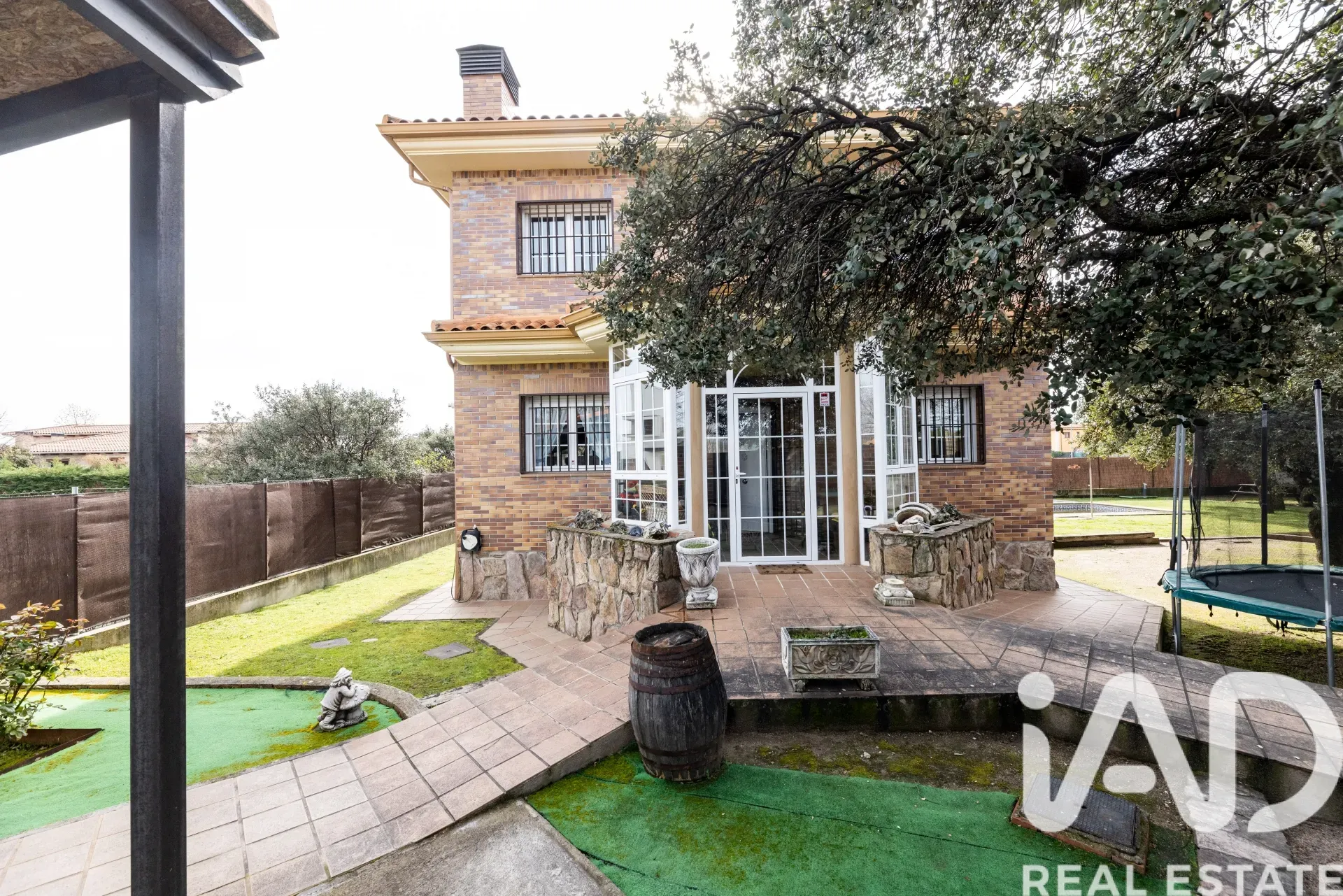 Modern 4-Bedroom House with Pool and Garden in Colmenarejo, Spain - View image 10 of 40