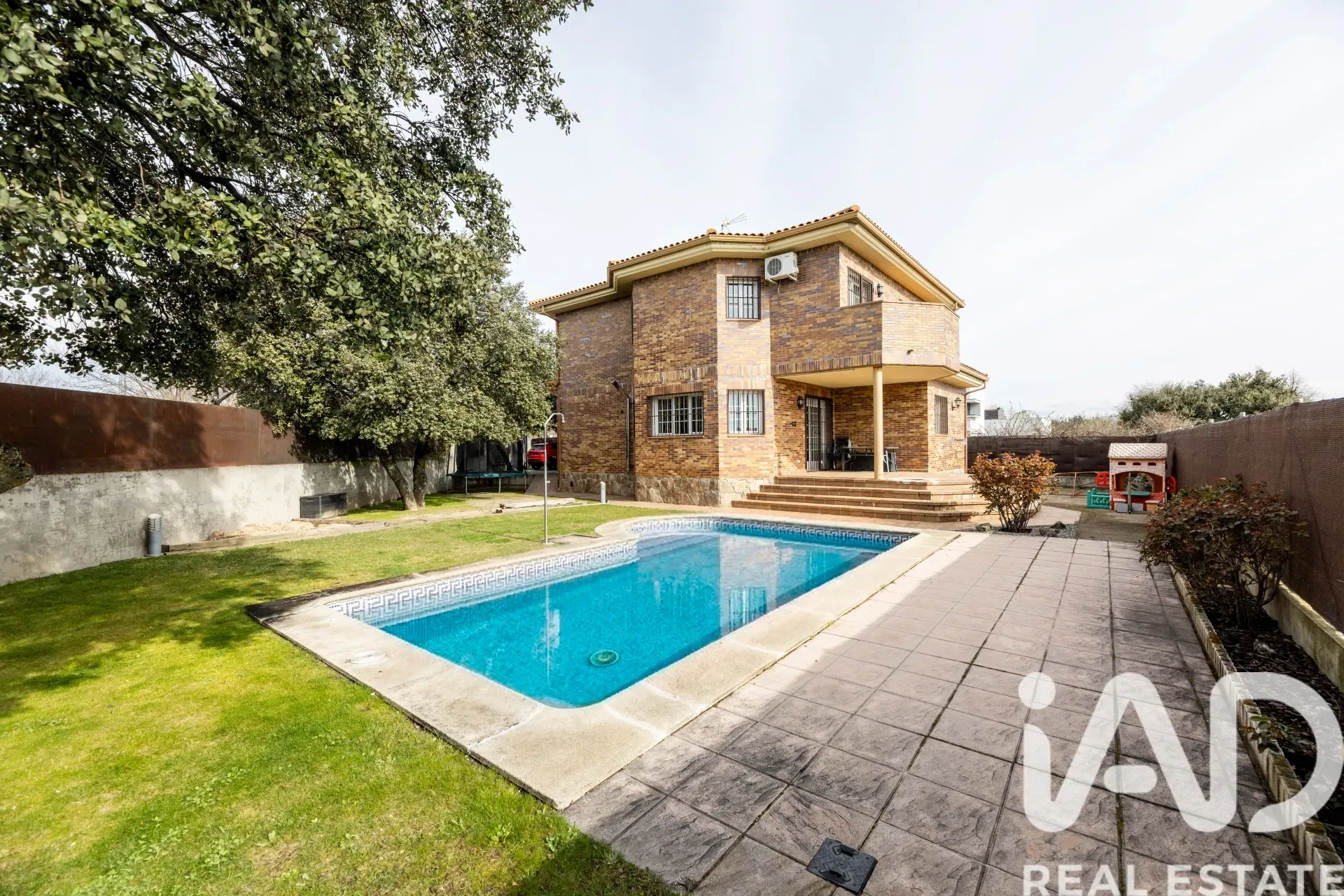 Modern 4-Bedroom House with Pool and Garden in Colmenarejo, Spain - View image 12 of 40