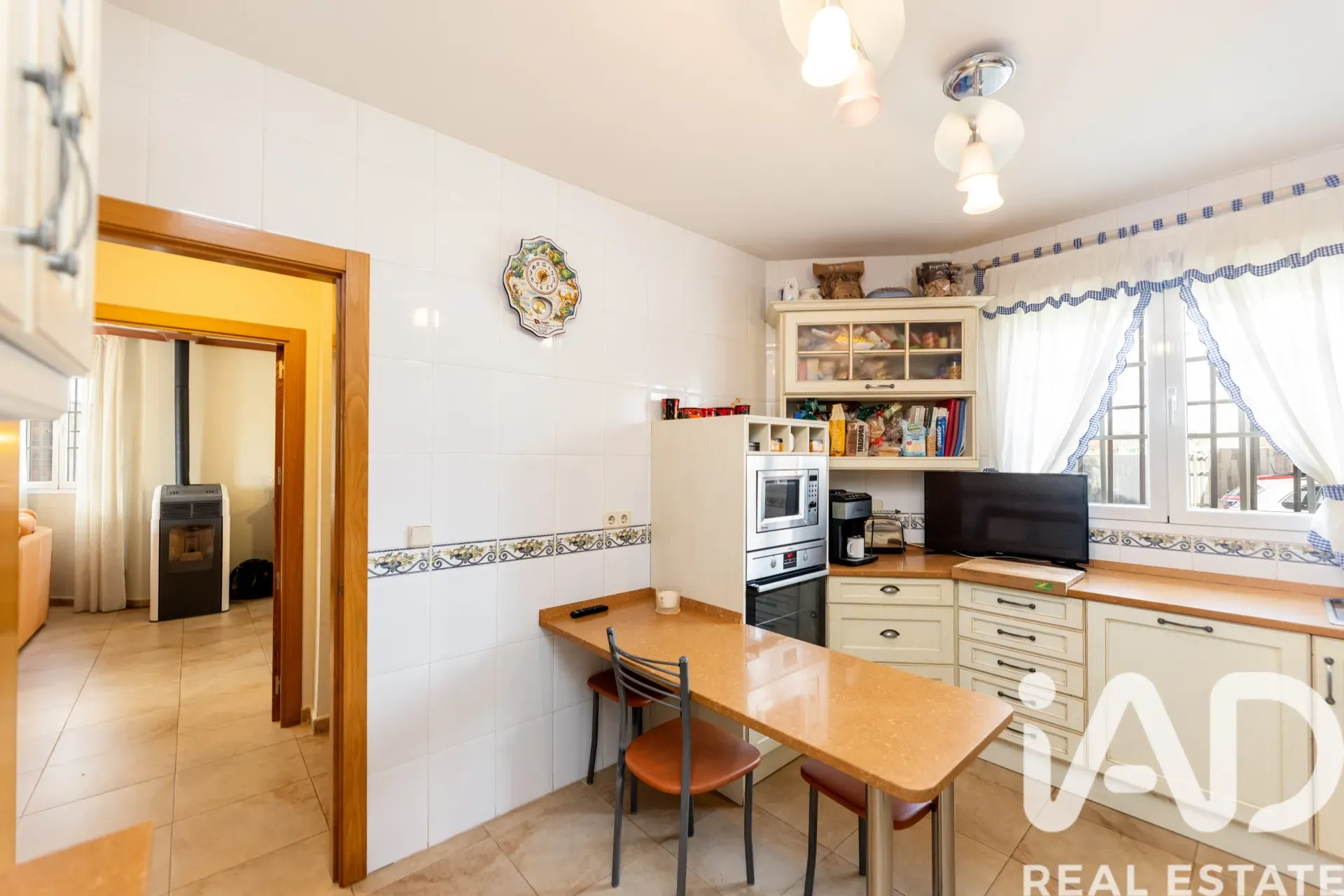 Modern 4-Bedroom House with Pool and Garden in Colmenarejo, Spain - View image 15 of 40