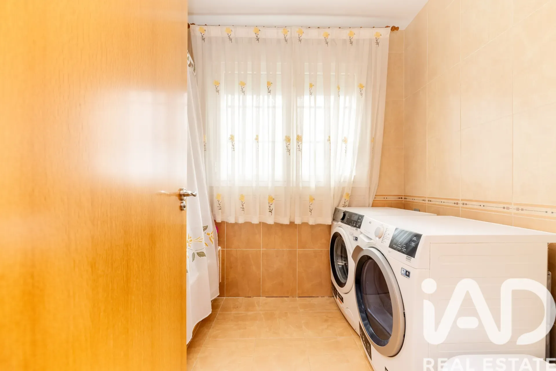 Modern 4-Bedroom House with Pool and Garden in Colmenarejo, Spain - View image 40 of 40