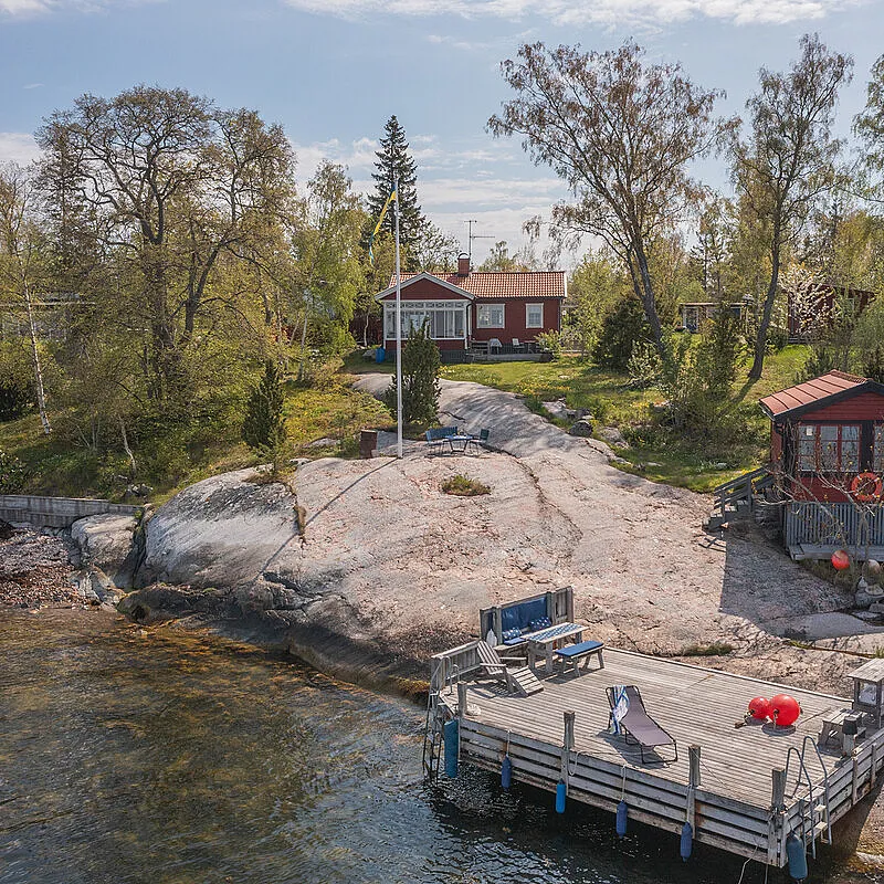 1950s Swedish Archipelago Retreat with Expansive Garden in Gräddö