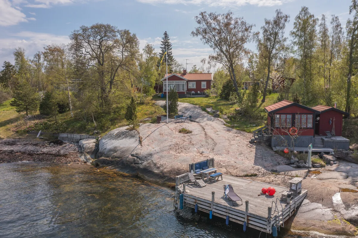 1950s Swedish Archipelago Retreat with Expansive Garden in Gräddö - Image 1