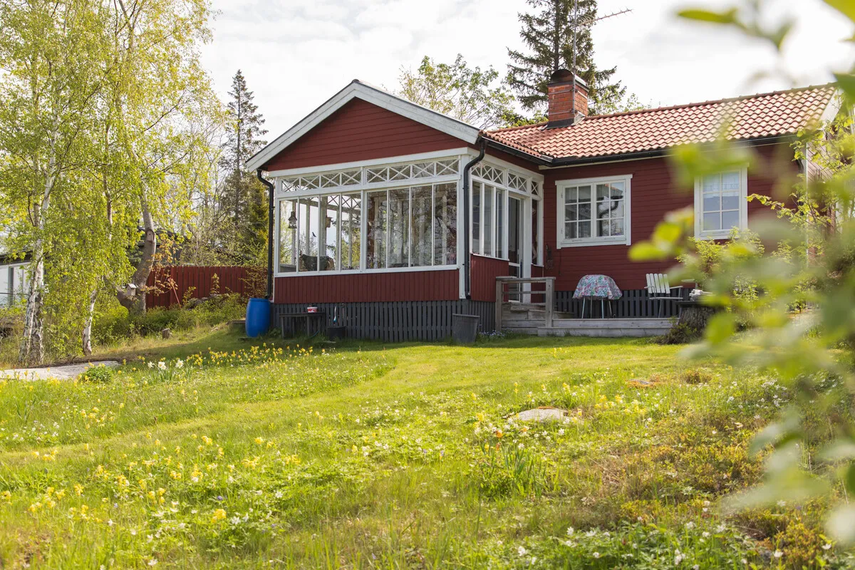 1950s Swedish Archipelago Retreat with Expansive Garden in Gräddö - Image 2