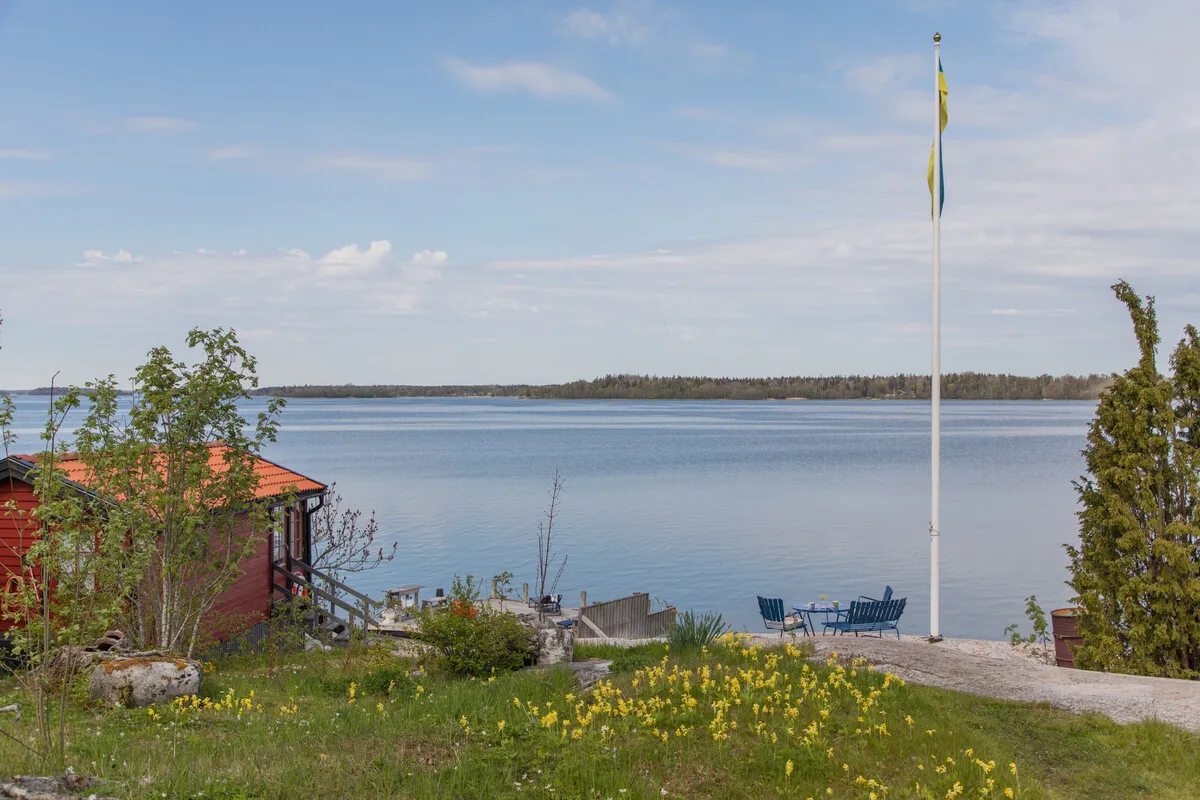1950s Swedish Archipelago Retreat with Expansive Garden in Gräddö - Image 3