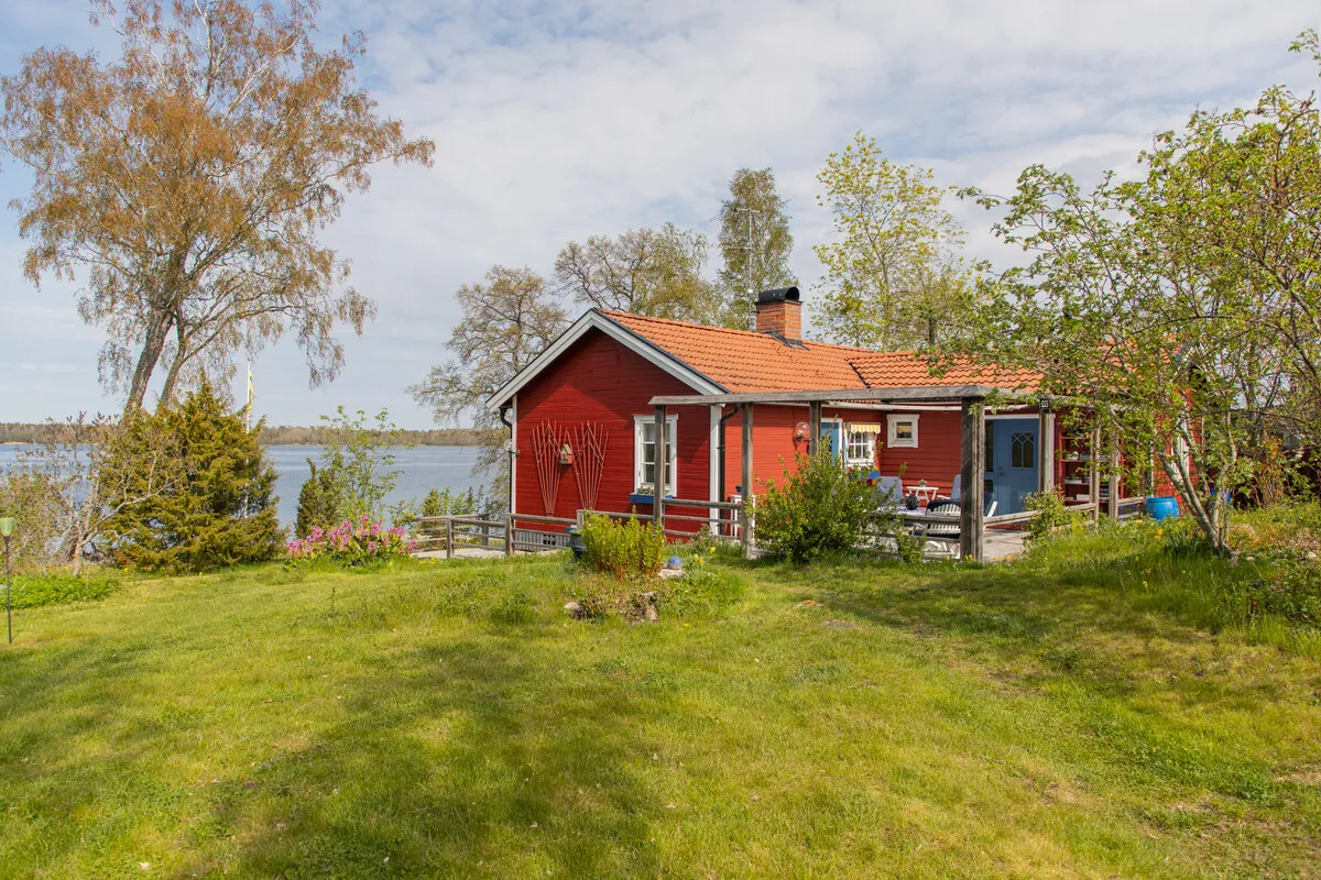 1950s Swedish Archipelago Retreat with Expansive Garden in Gräddö - Image 4