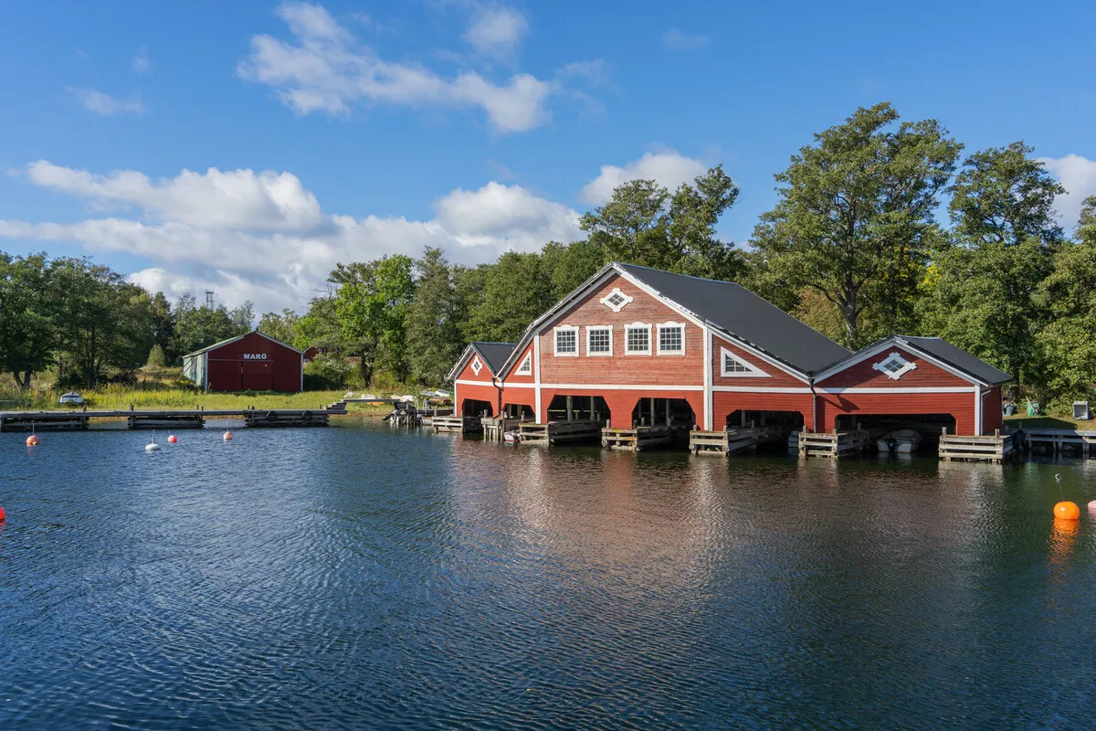 1950s Swedish Archipelago Retreat with Expansive Garden in Gräddö - Image 5
