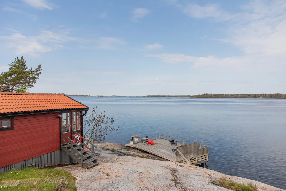 1950s Swedish Archipelago Retreat with Expansive Garden in Gräddö - View image 6 of 39