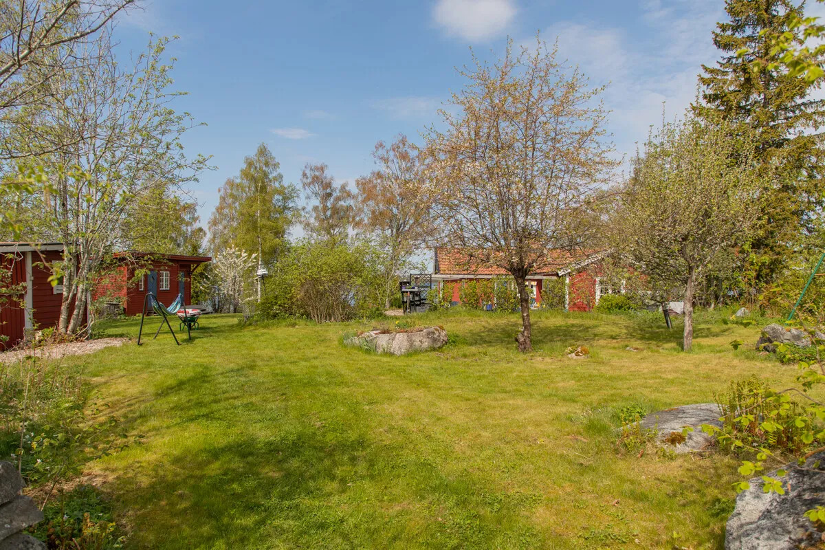 1950s Swedish Archipelago Retreat with Expansive Garden in Gräddö - View image 26 of 39