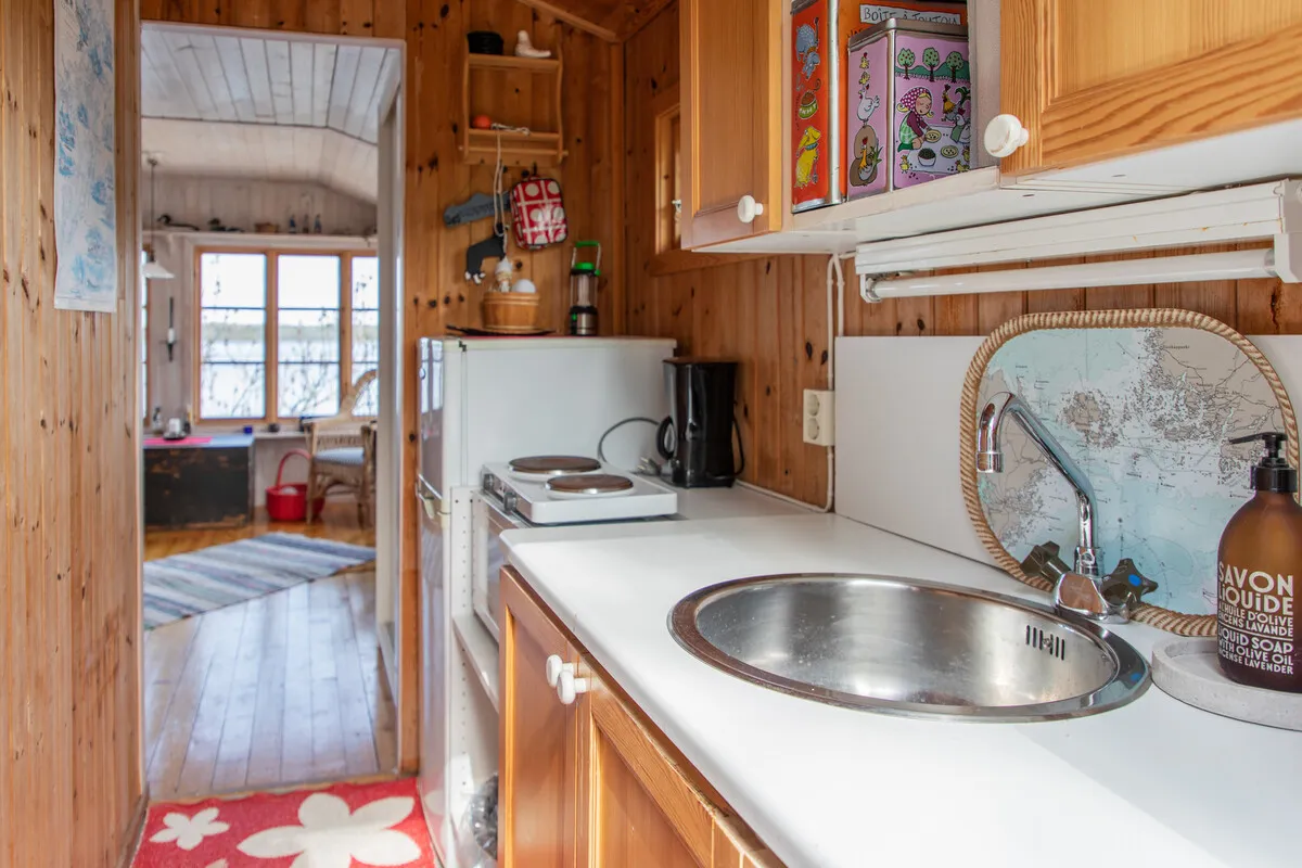 1950s Swedish Archipelago Retreat with Expansive Garden in Gräddö - View image 32 of 39