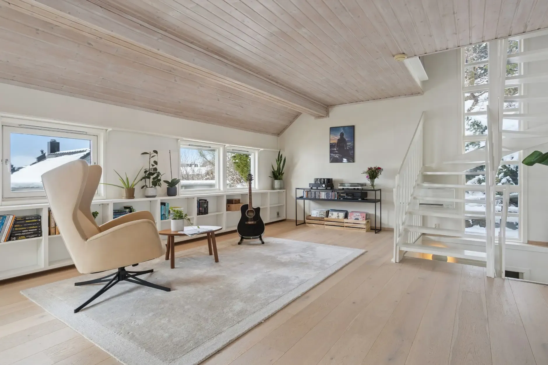 Spacious 4-Bedroom Townhouse in Bergen with Garden and Electric Car Garage - Image 2