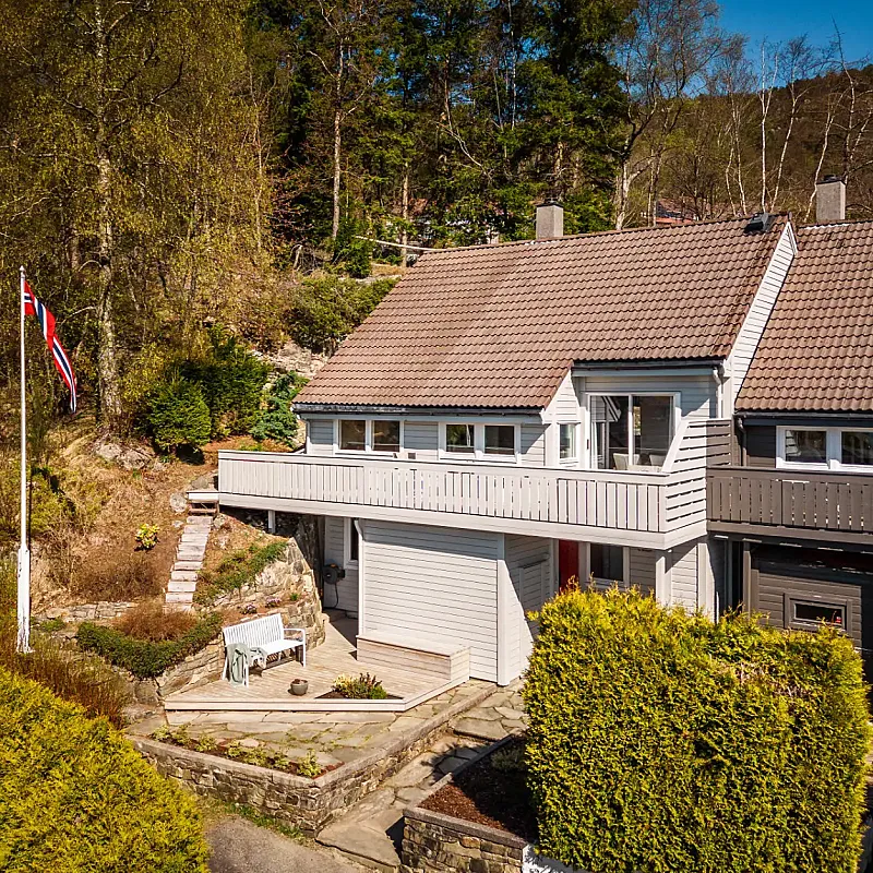 Spacious 4-Bedroom Townhouse in Bergen with Garden and Electric Car Garage