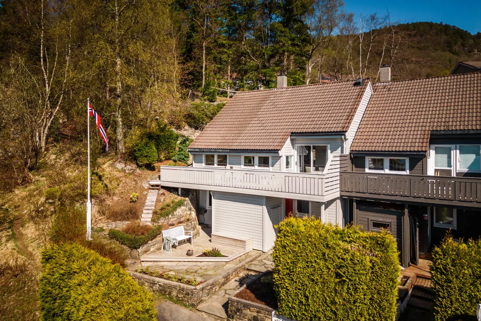 Spacious 4-Bedroom Townhouse in Bergen with Garden and Electric Car Garage - Image 1