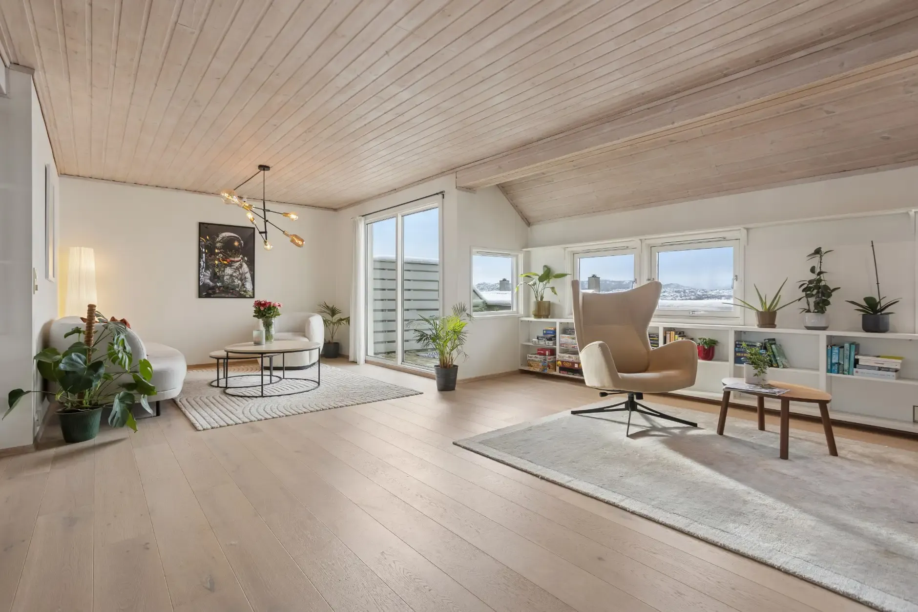 Spacious 4-Bedroom Townhouse in Bergen with Garden and Electric Car Garage - Image 3