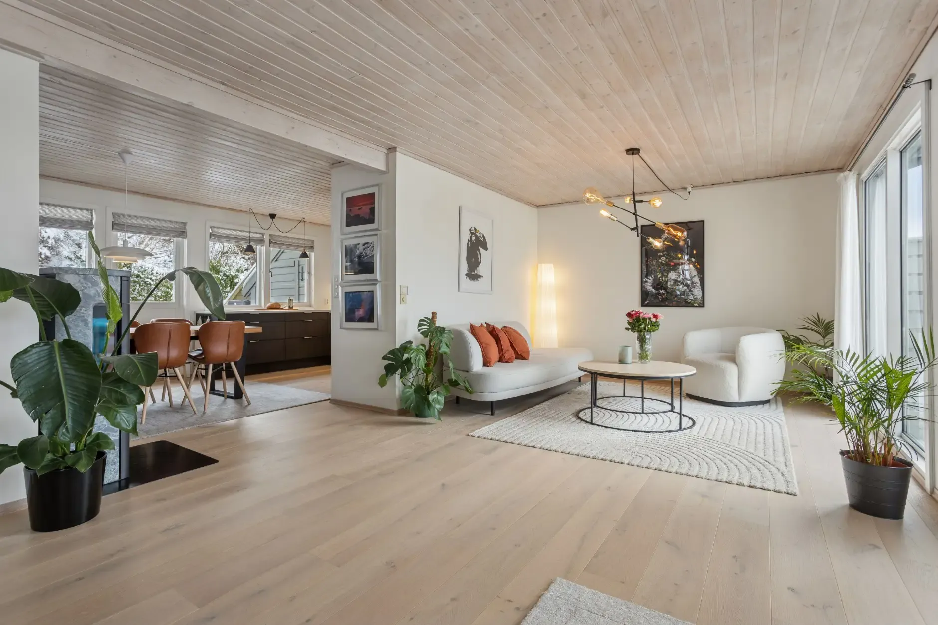 Spacious 4-Bedroom Townhouse in Bergen with Garden and Electric Car Garage - Image 4